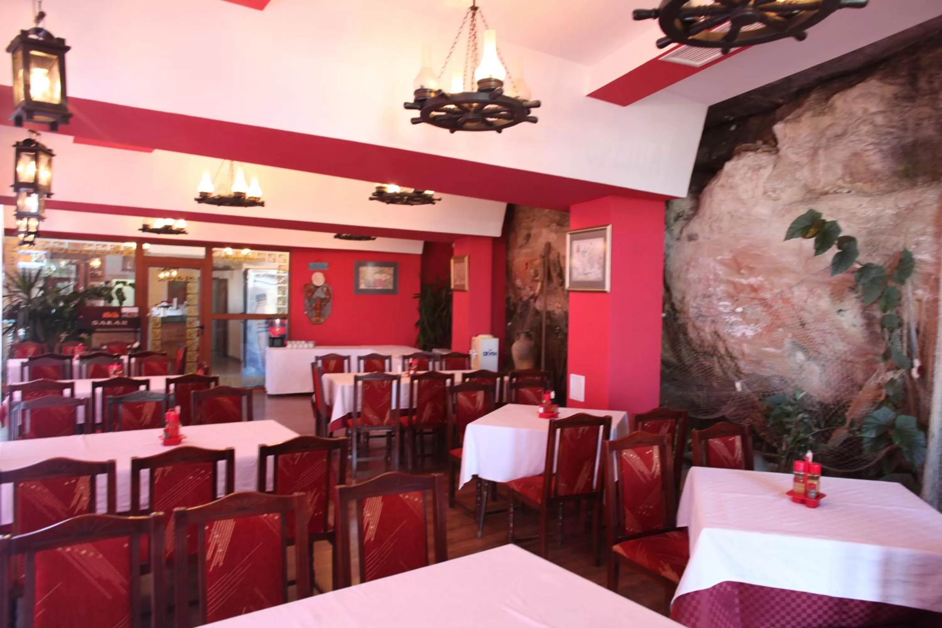 Restaurant/Places to Eat in Ribarska Sreshta Family Hotel