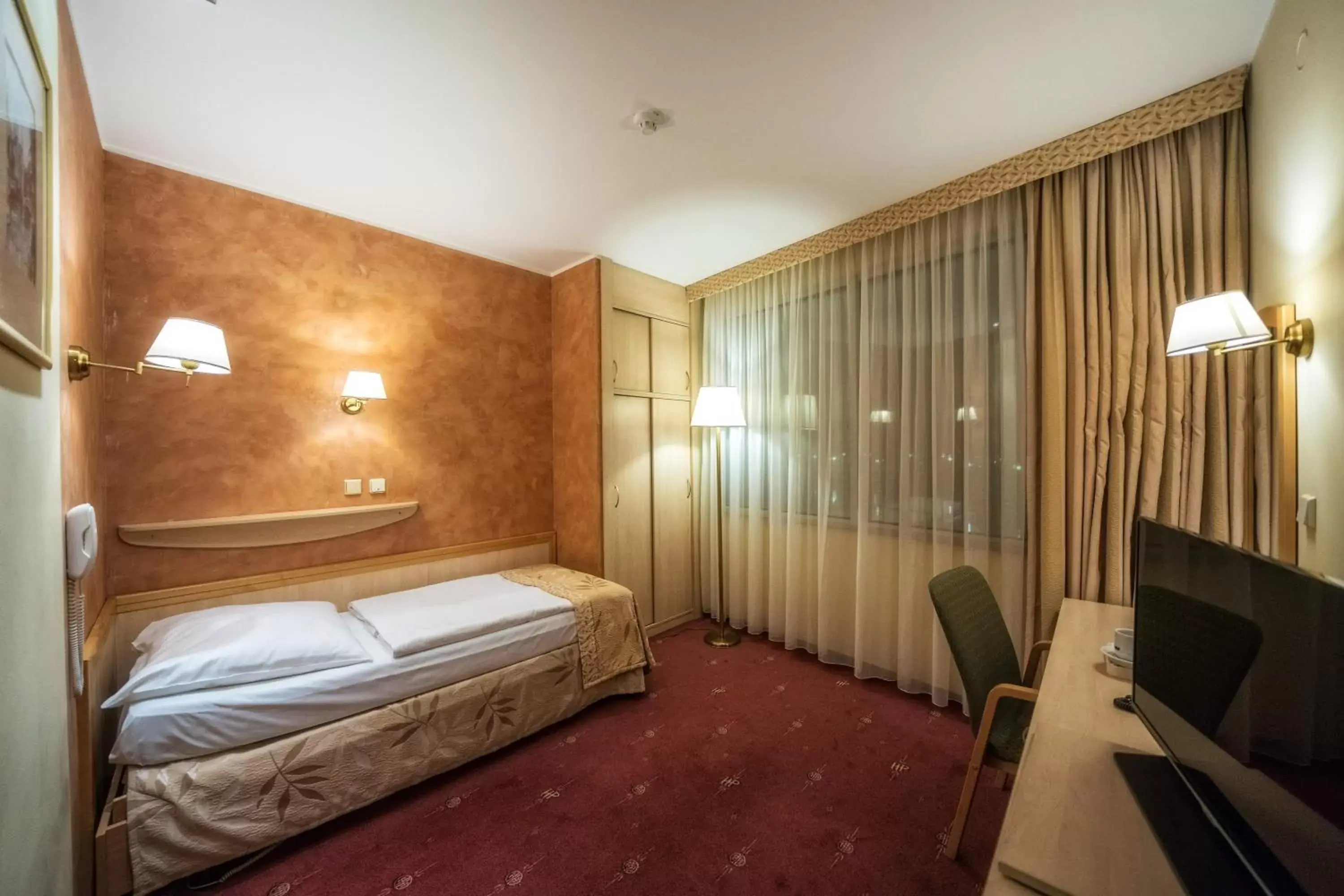 Single Room - Disability Access in HP Park Plaza Single Room - Disability Access in HP Park Plaza