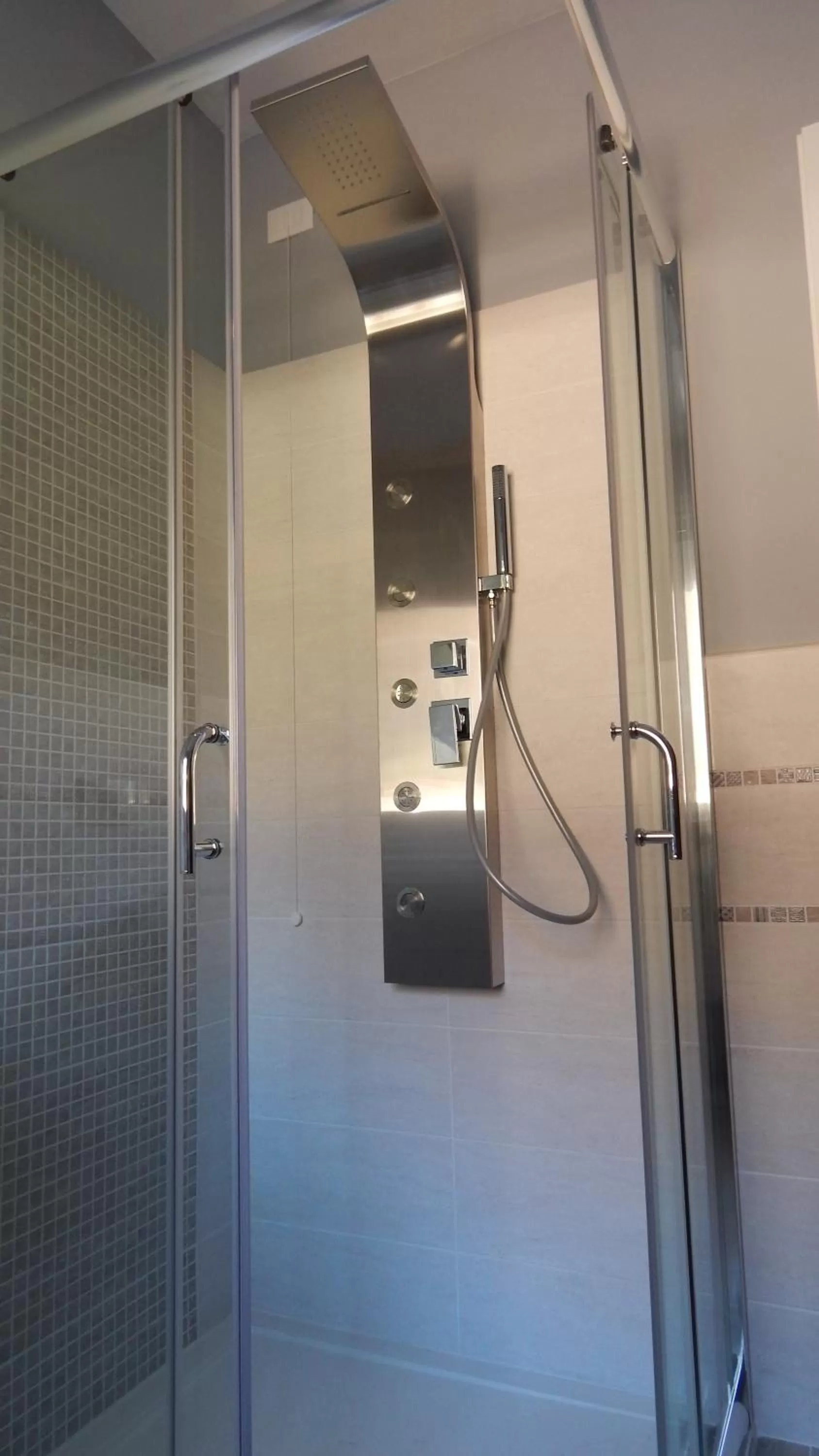 Shower, Bathroom in Flyingaway