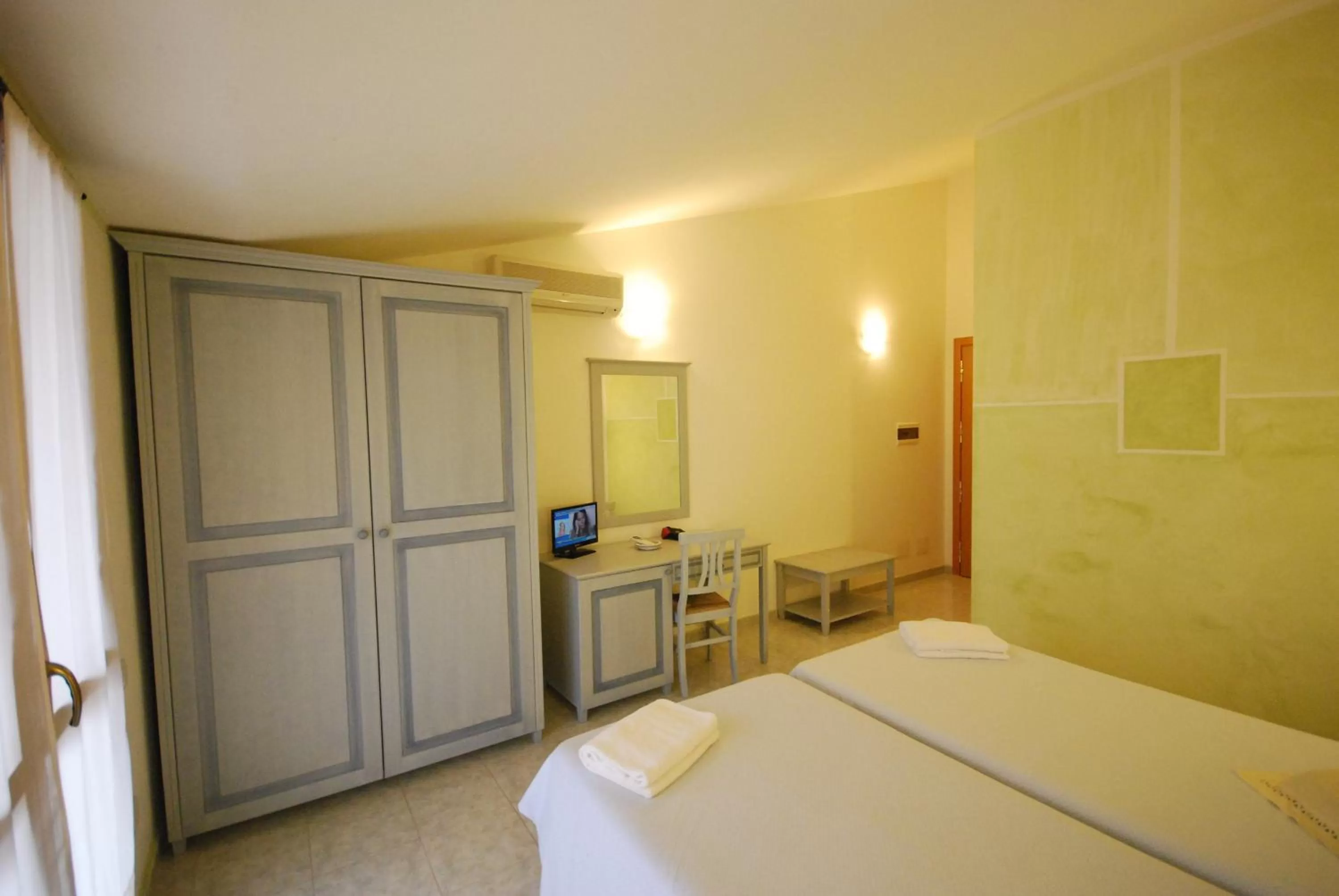 Photo of the whole room in Hotel Jasmine