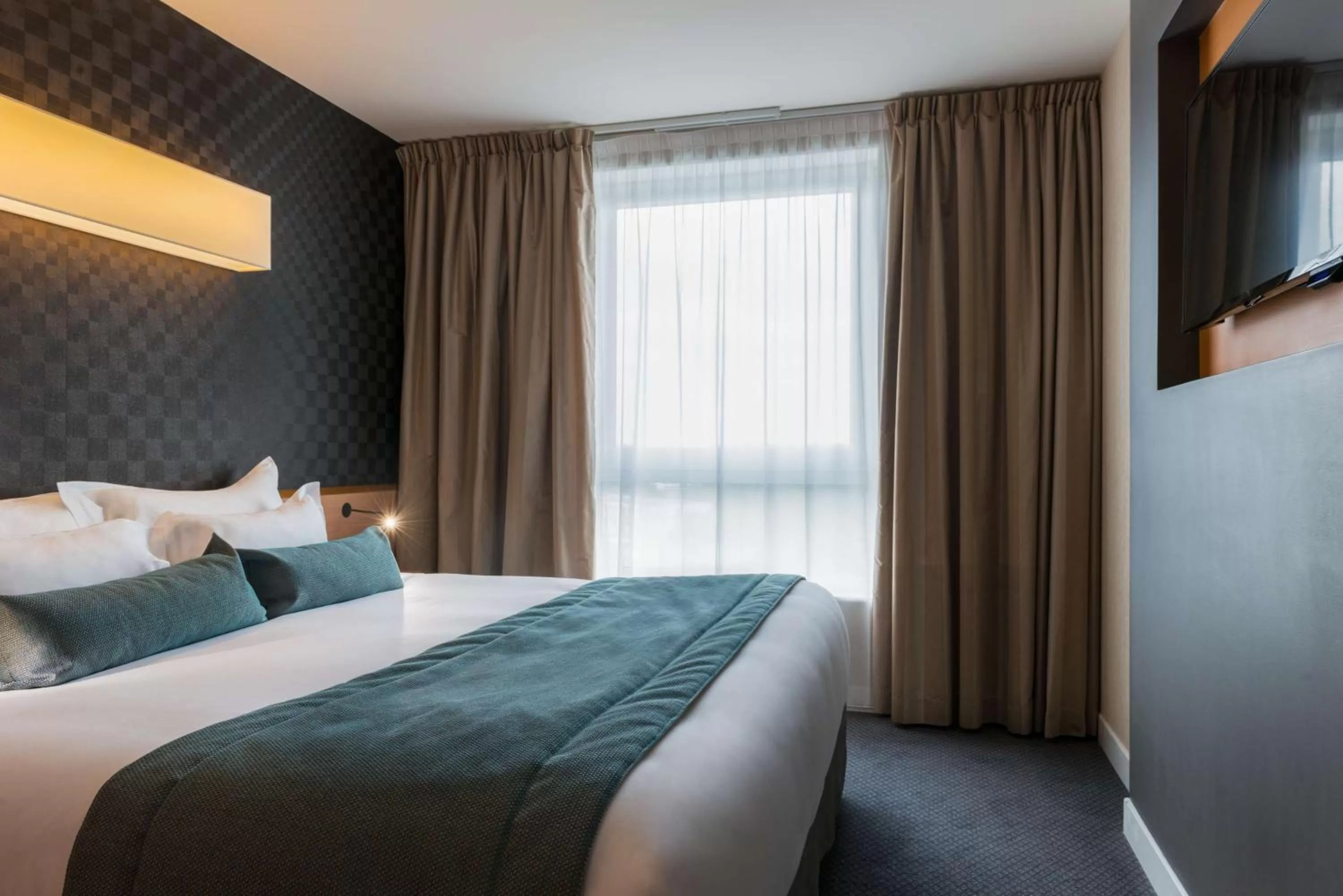 Photo of the whole room, Bed in Best Western Plus Paris Saclay