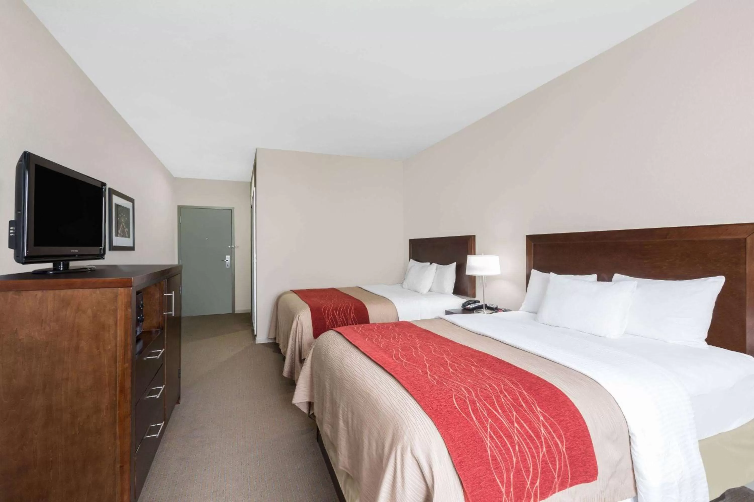 Photo of the whole room, Bed in Baymont by Wyndham Columbus