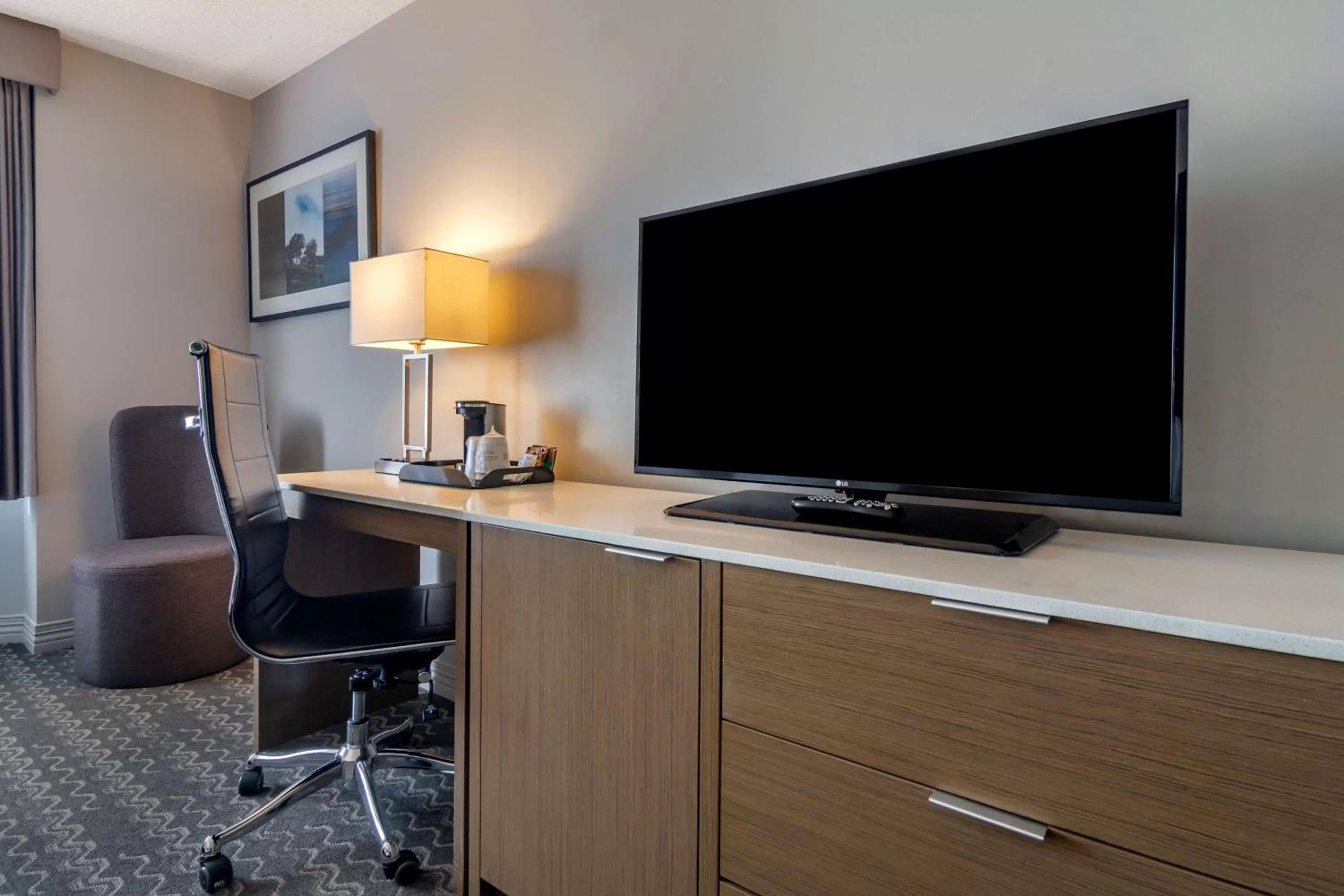 TV and multimedia in Best Western Plus Vancouver Airport Hotel