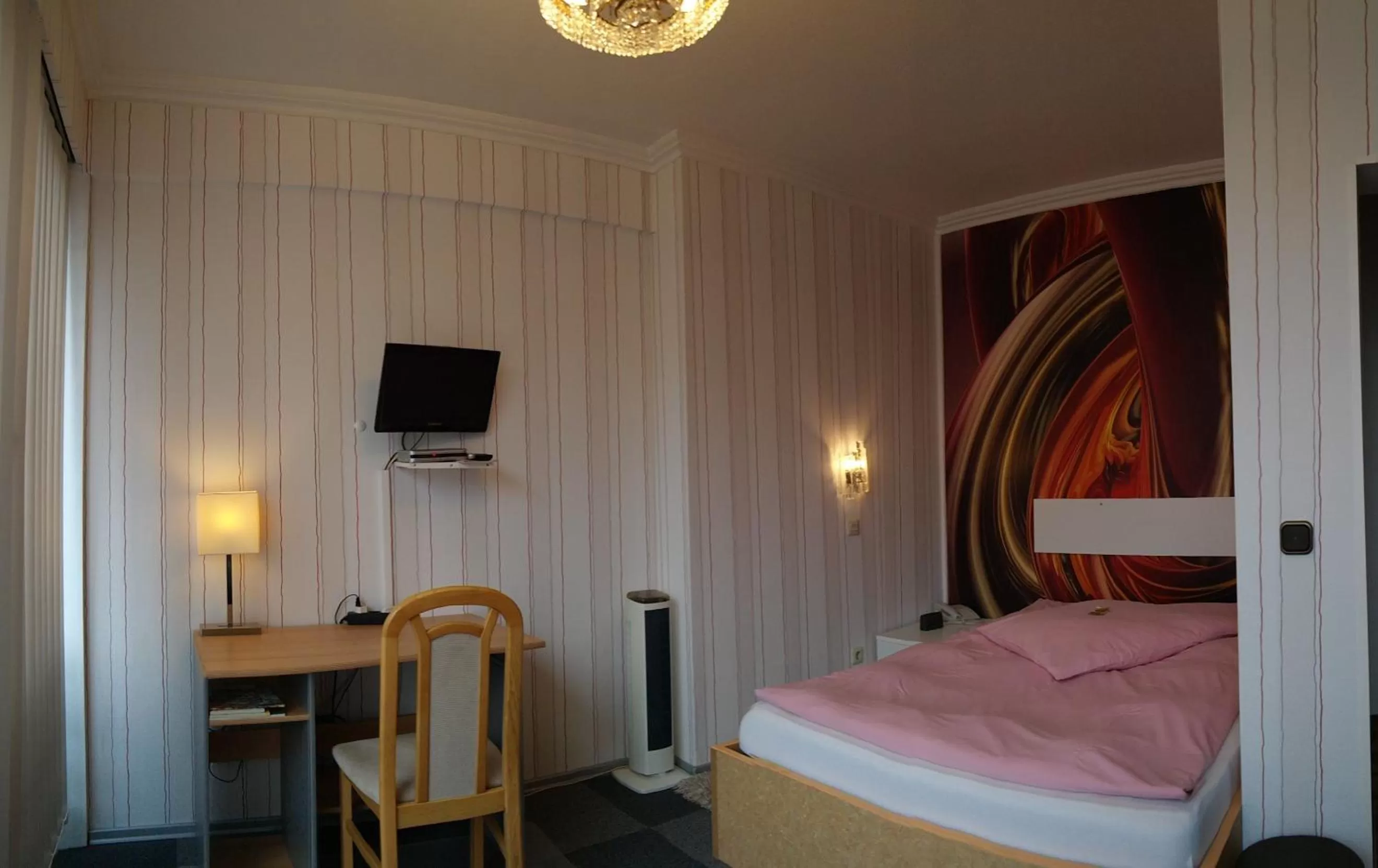 Photo of the whole room, Bed in Am Hallenbad Hotel garni