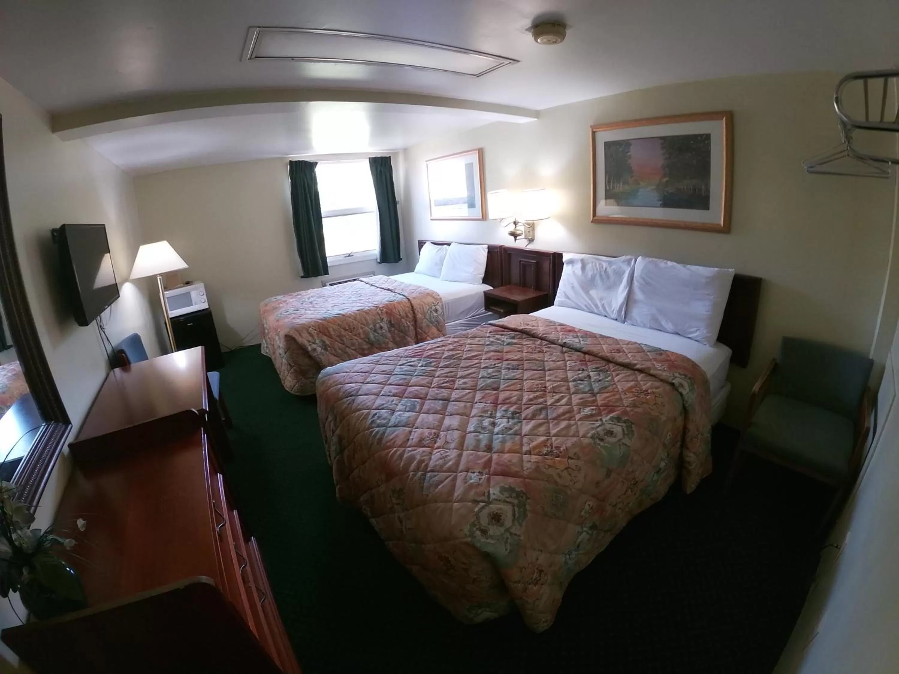 Photo of the whole room, Bed in Budget Inn Clearfield PA