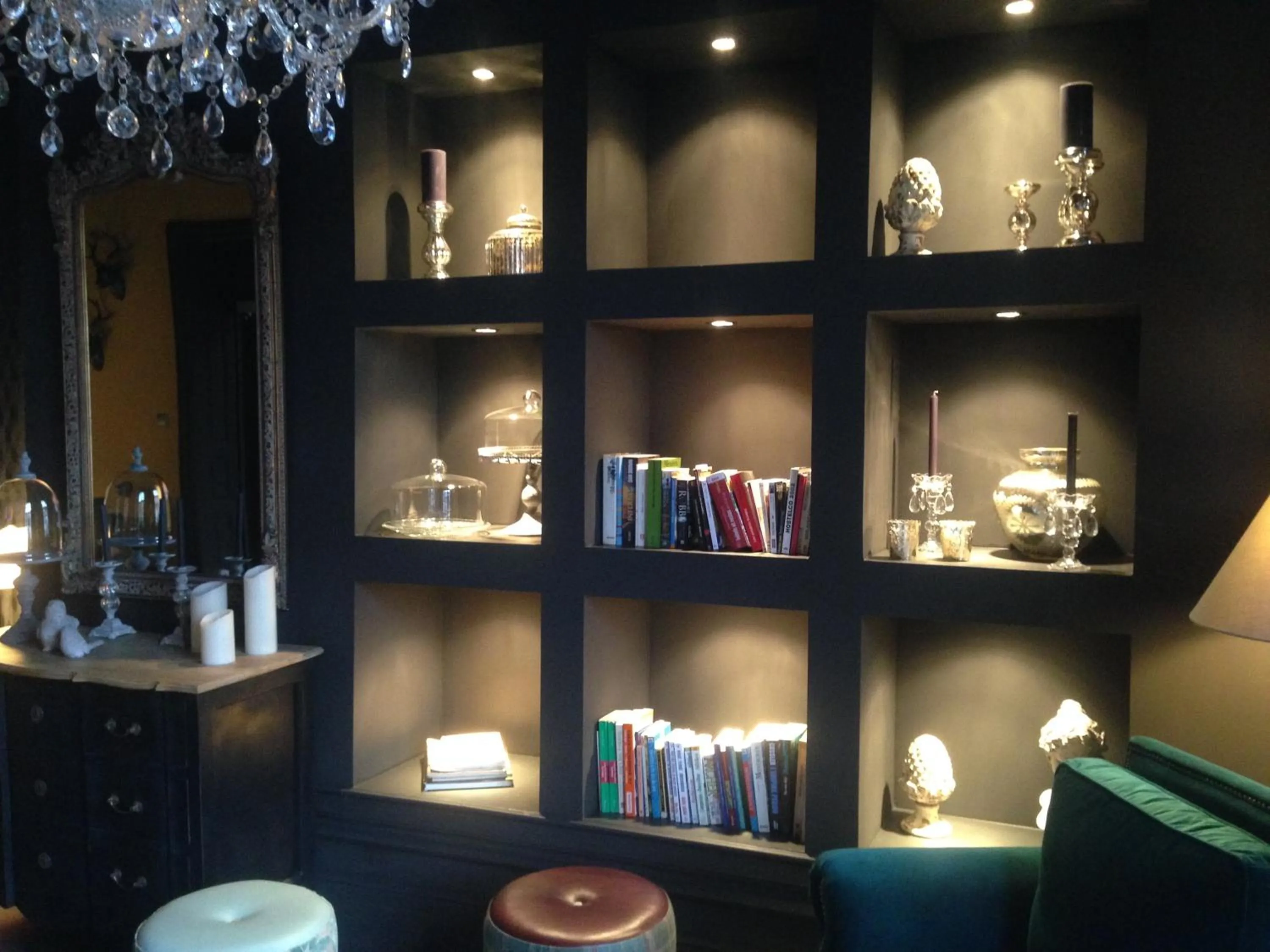 Library in Hôtel du Commerce