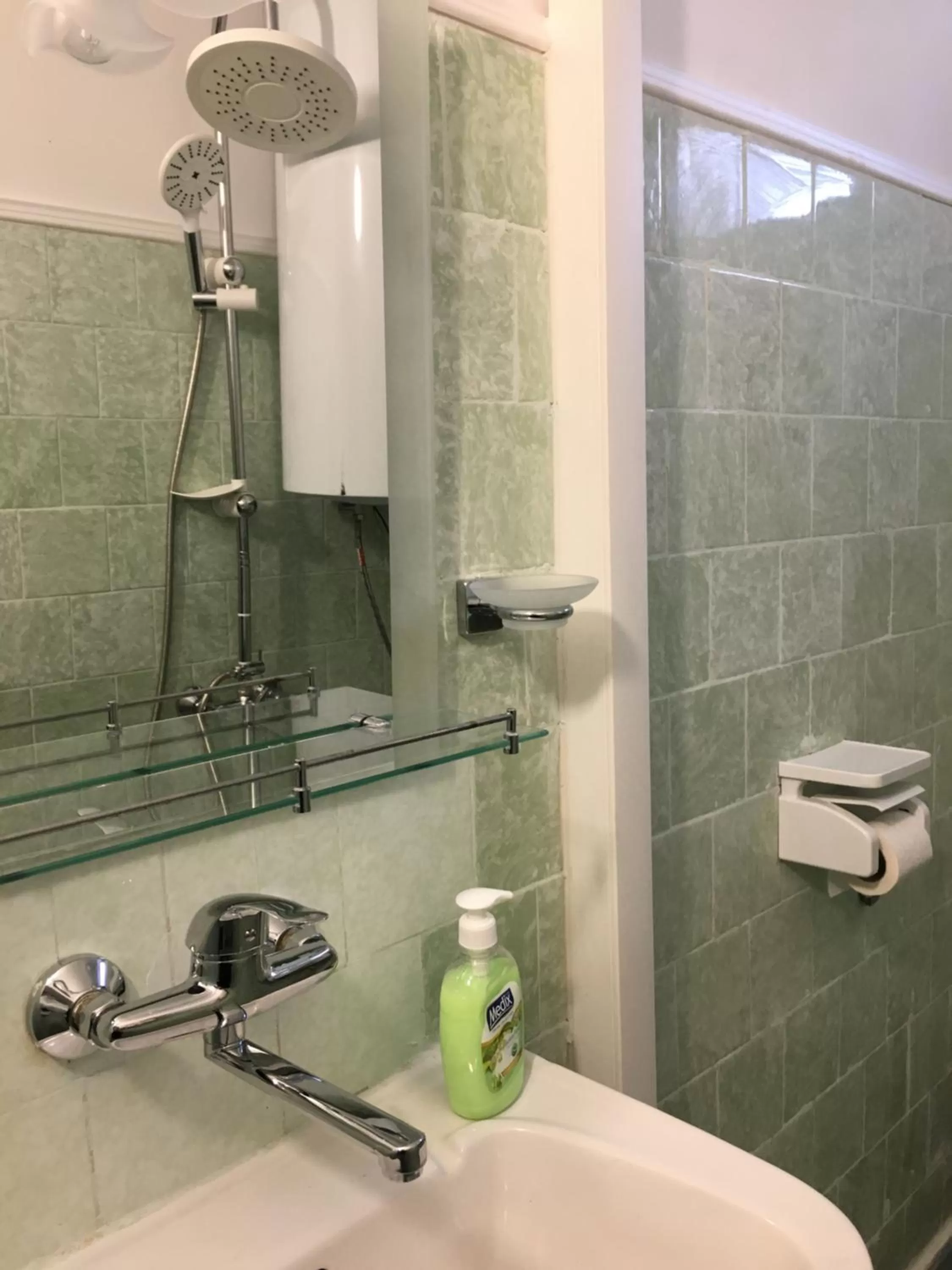 Bathroom in Hotel Rade 1