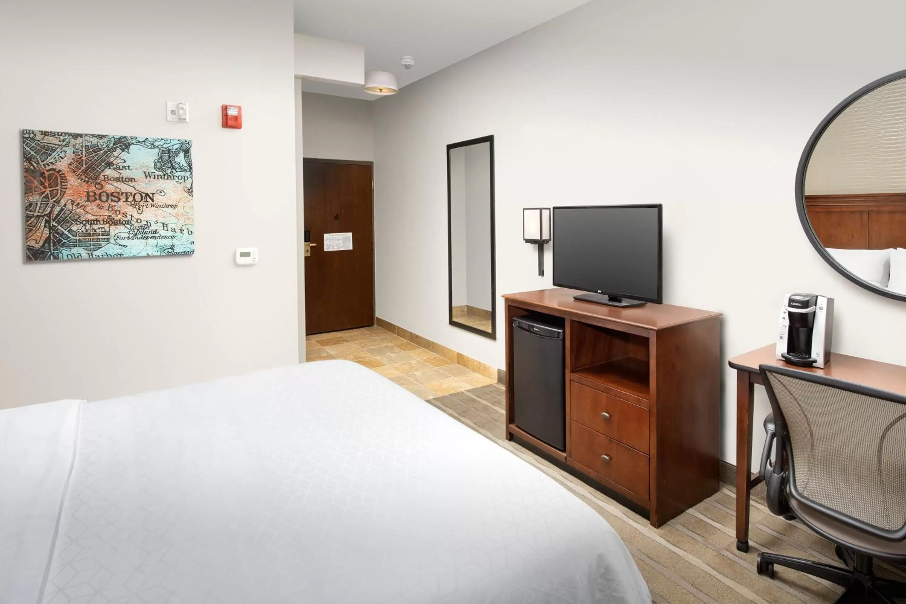 Photo of the whole room, Bed in Holiday Inn Express Boston North-Woburn by IHG