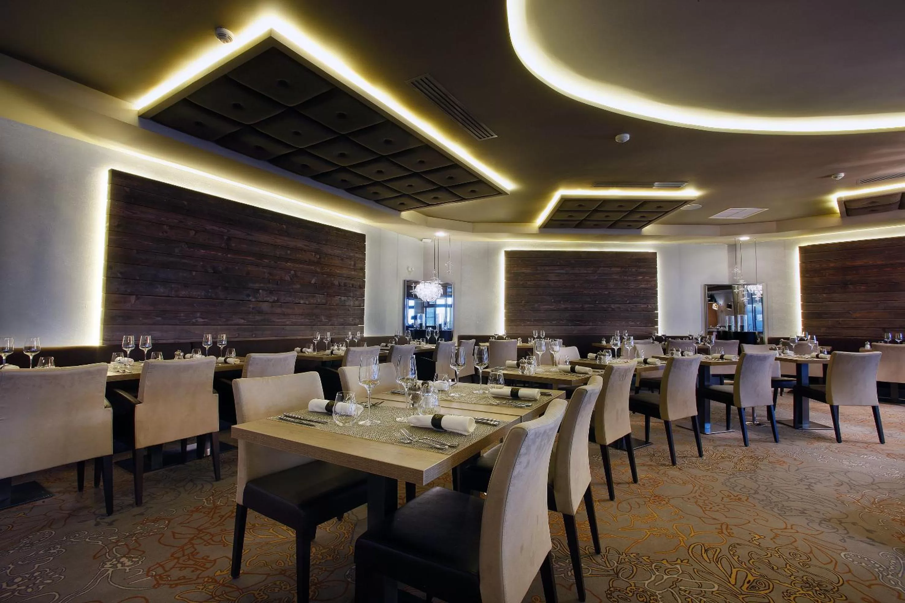 Restaurant/places to eat in Hôtel Koh-I Nor by Les Etincelles