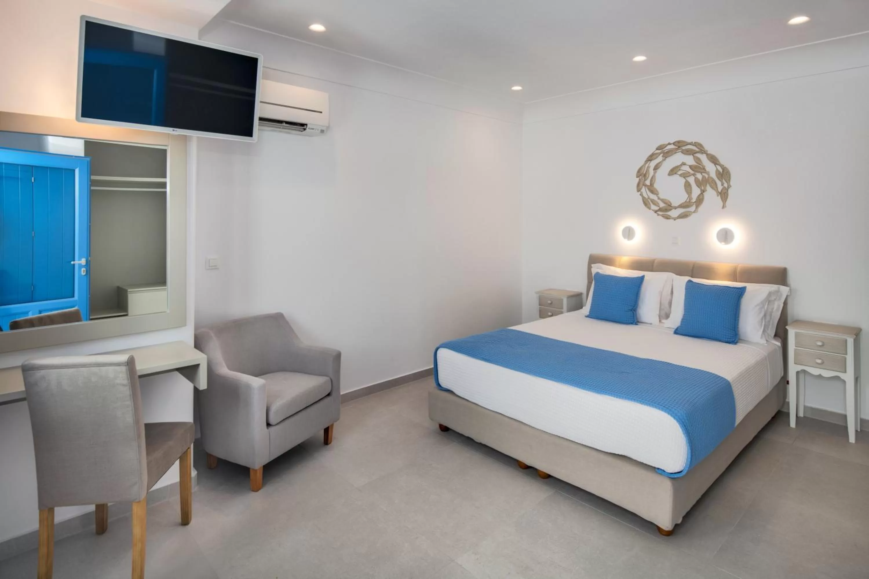 Photo of the whole room, Bed in City Break