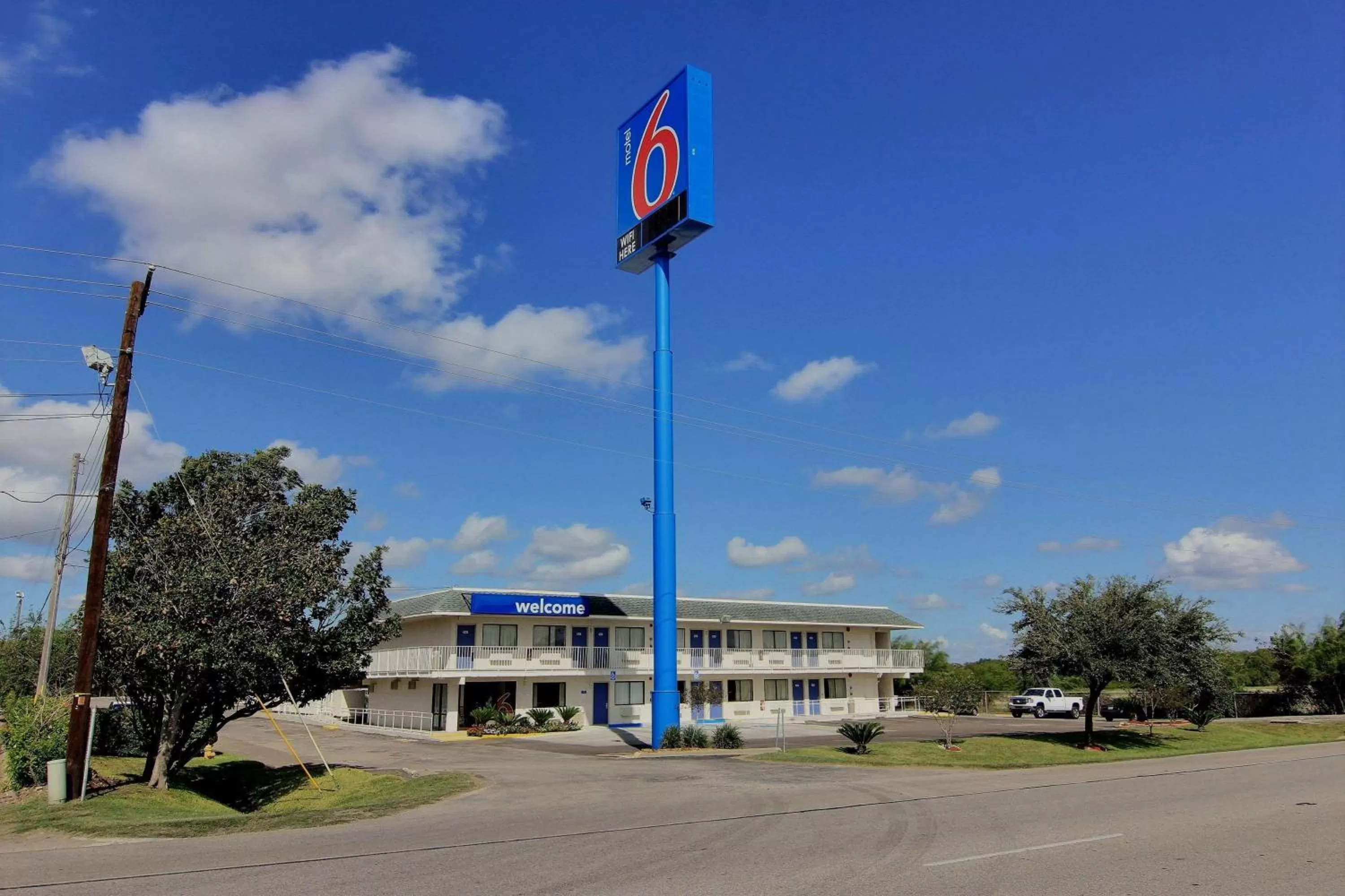 Property building in Motel 6-Kingsville, TX