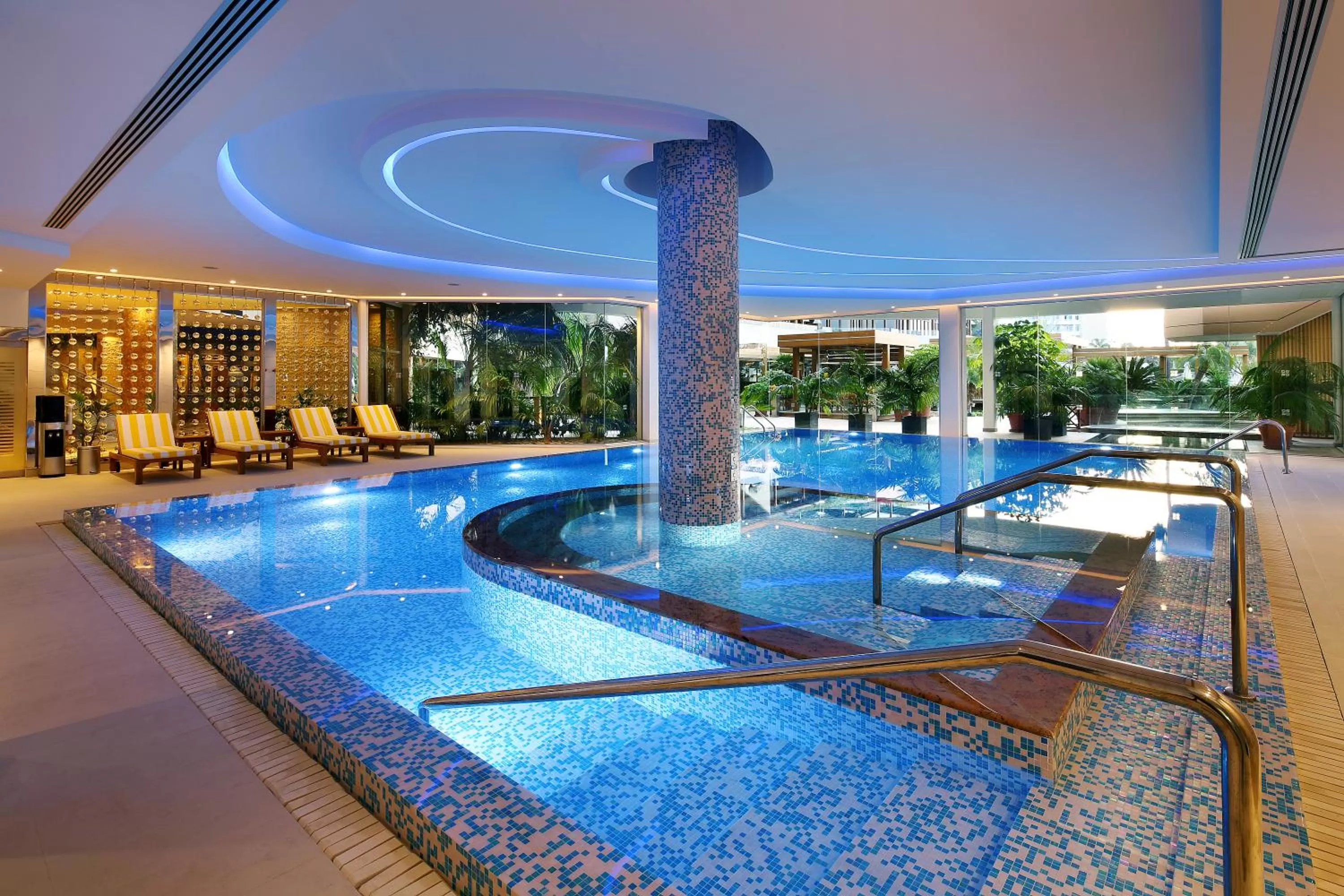 Swimming pool in Four Seasons Hotel