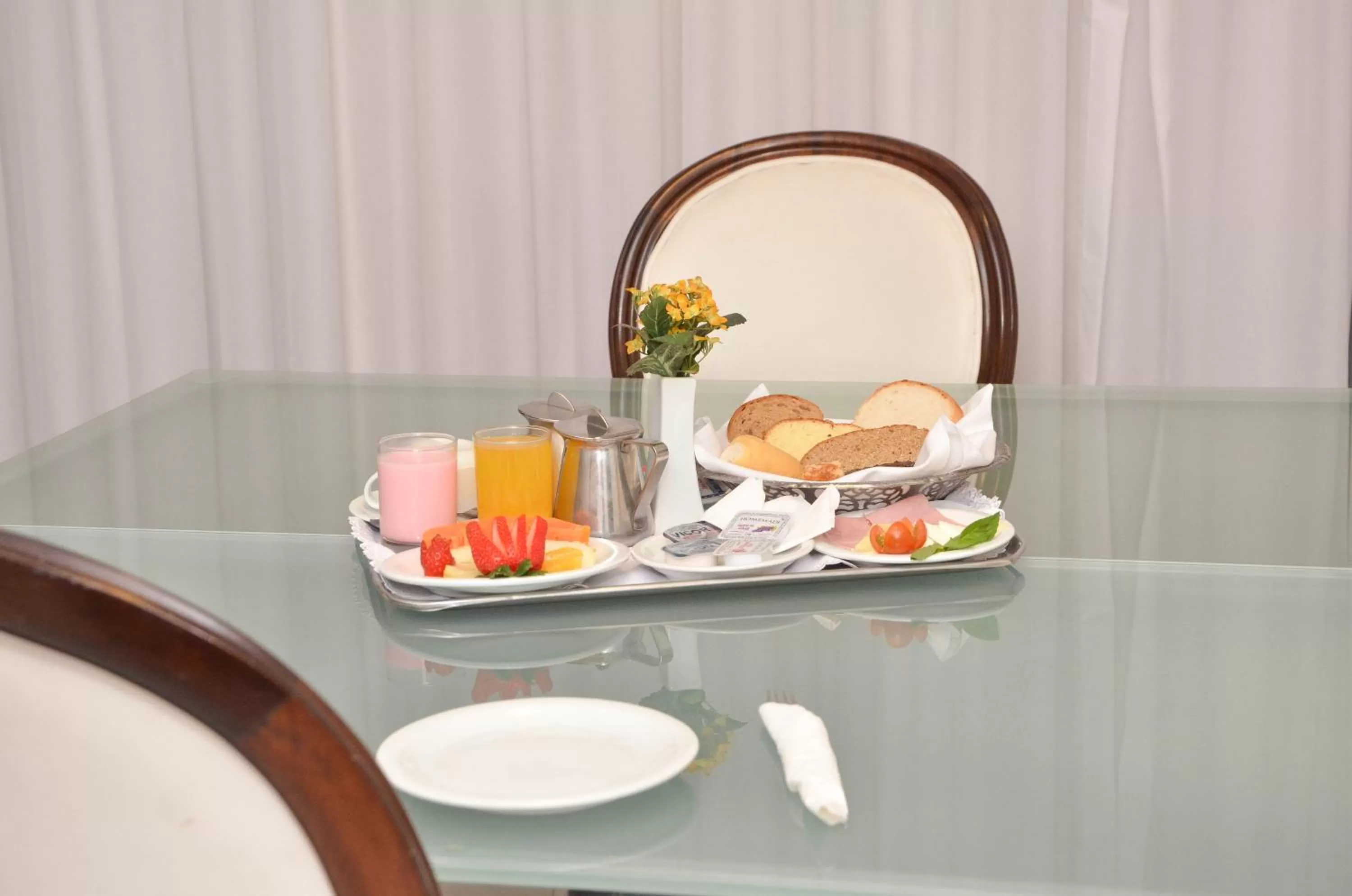 Breakfast in Embaixador Hotel & Centro de Eventos by Fast10