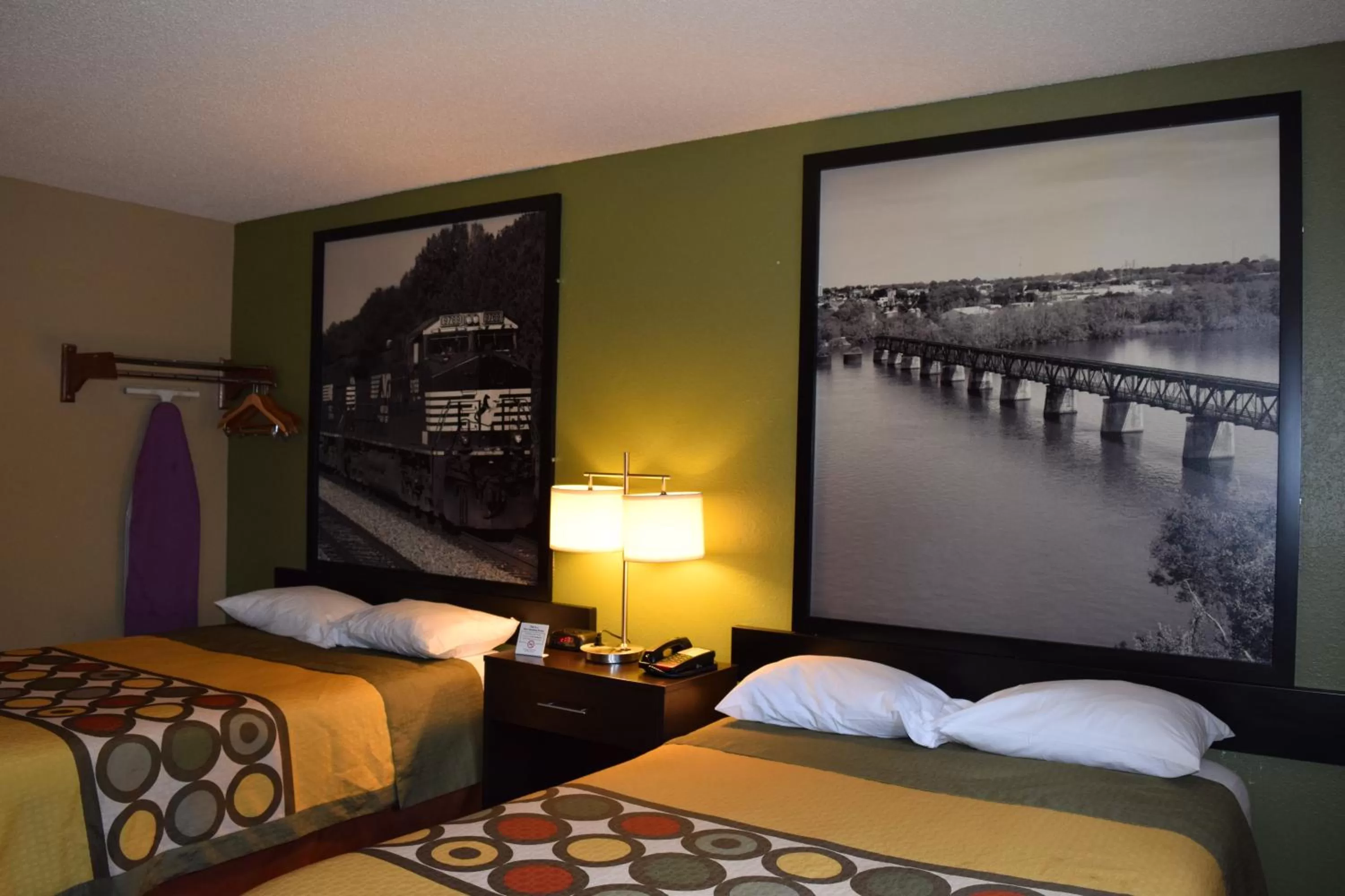 Bedroom, Bed in Super 8 by Wyndham Homewood Birmingham Area