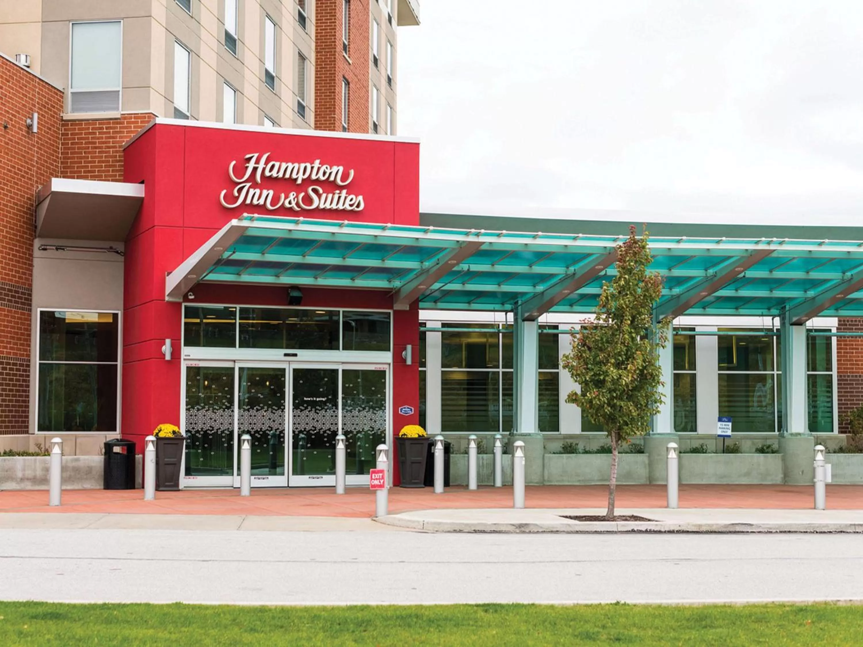 Property building in Hampton Inn & Suites Erie Bayfront
