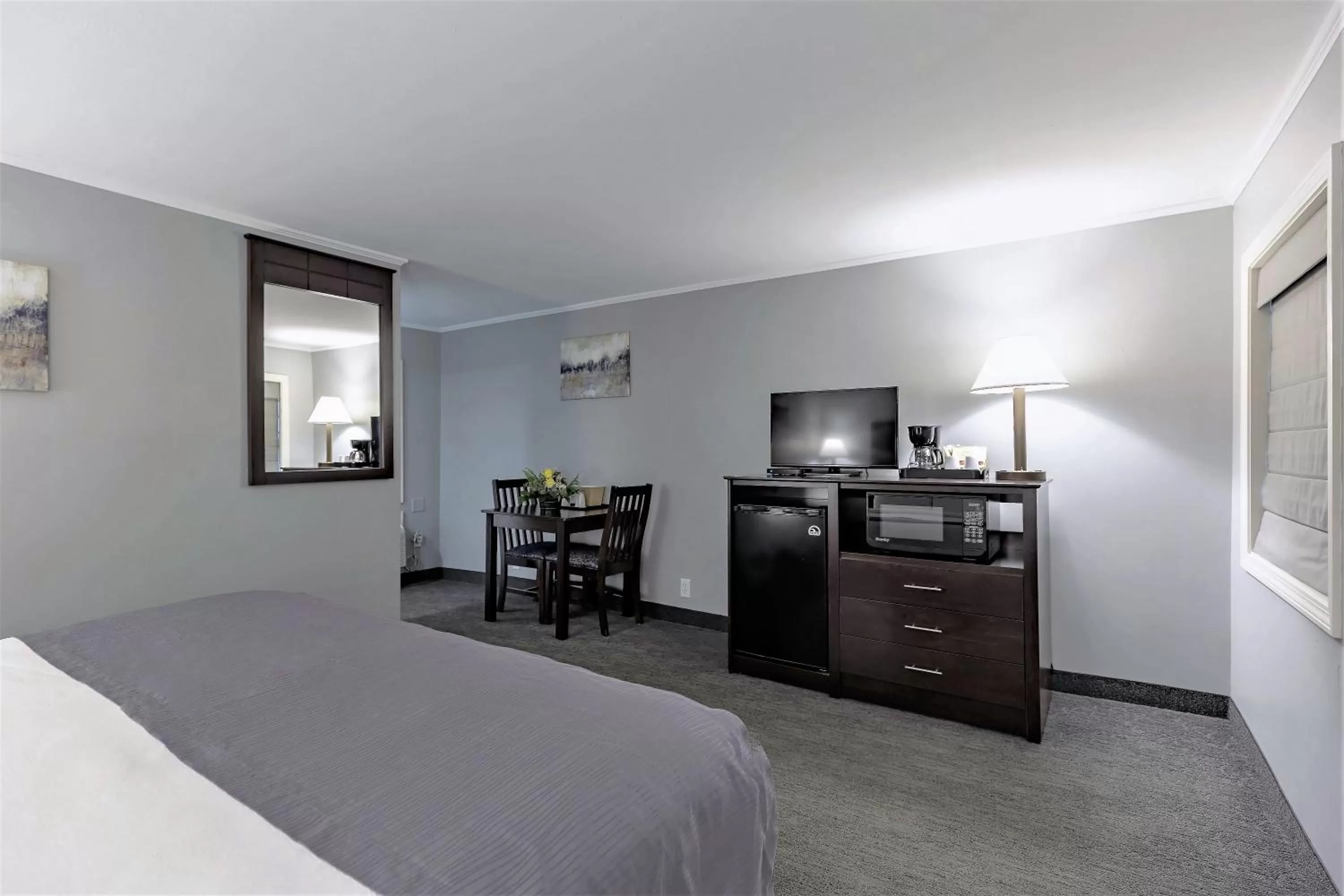 Bed in Mt. Madison Inn & Suites