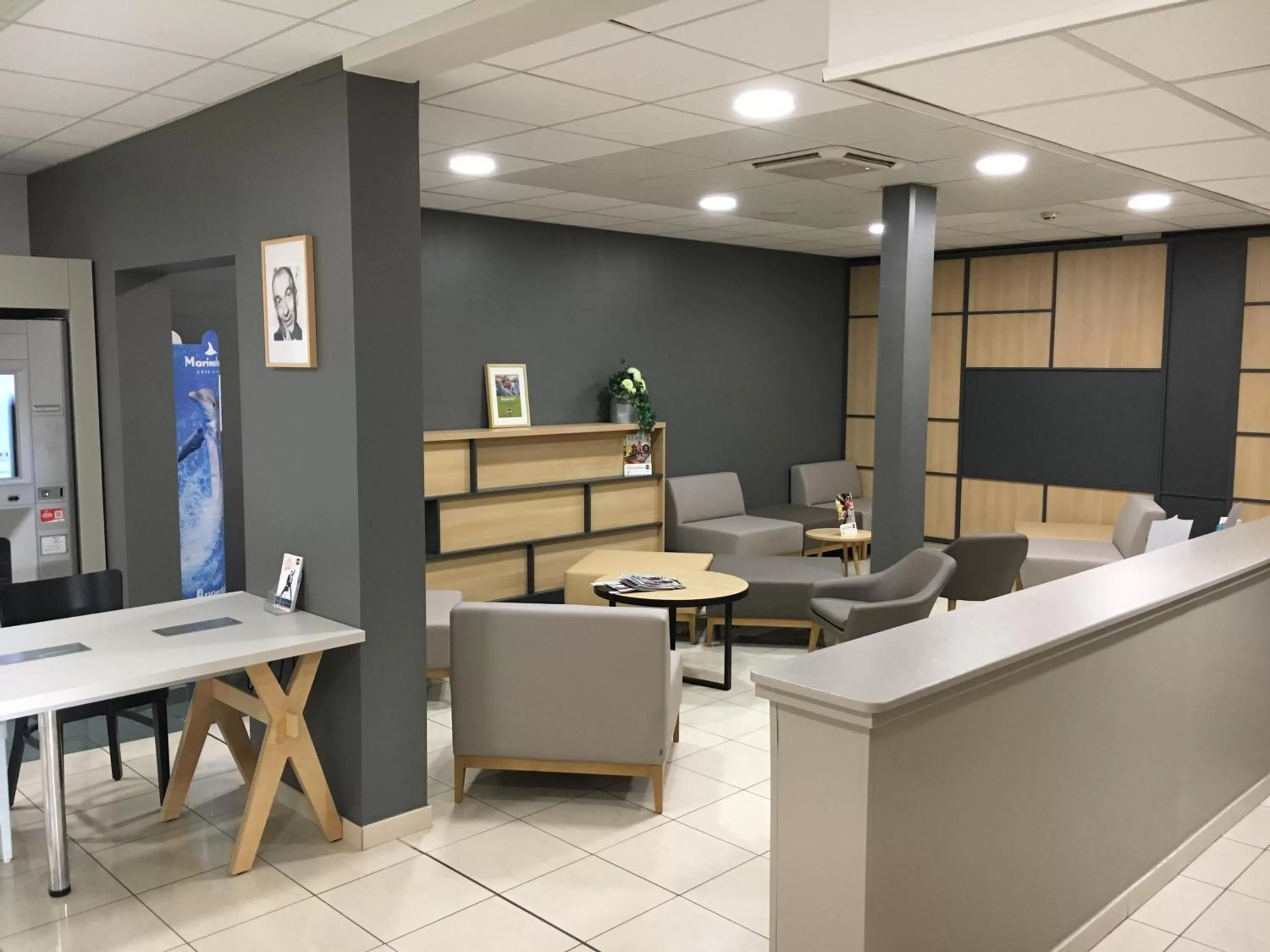 Lobby or reception in B&B HOTEL Villeneuve Loubet Village