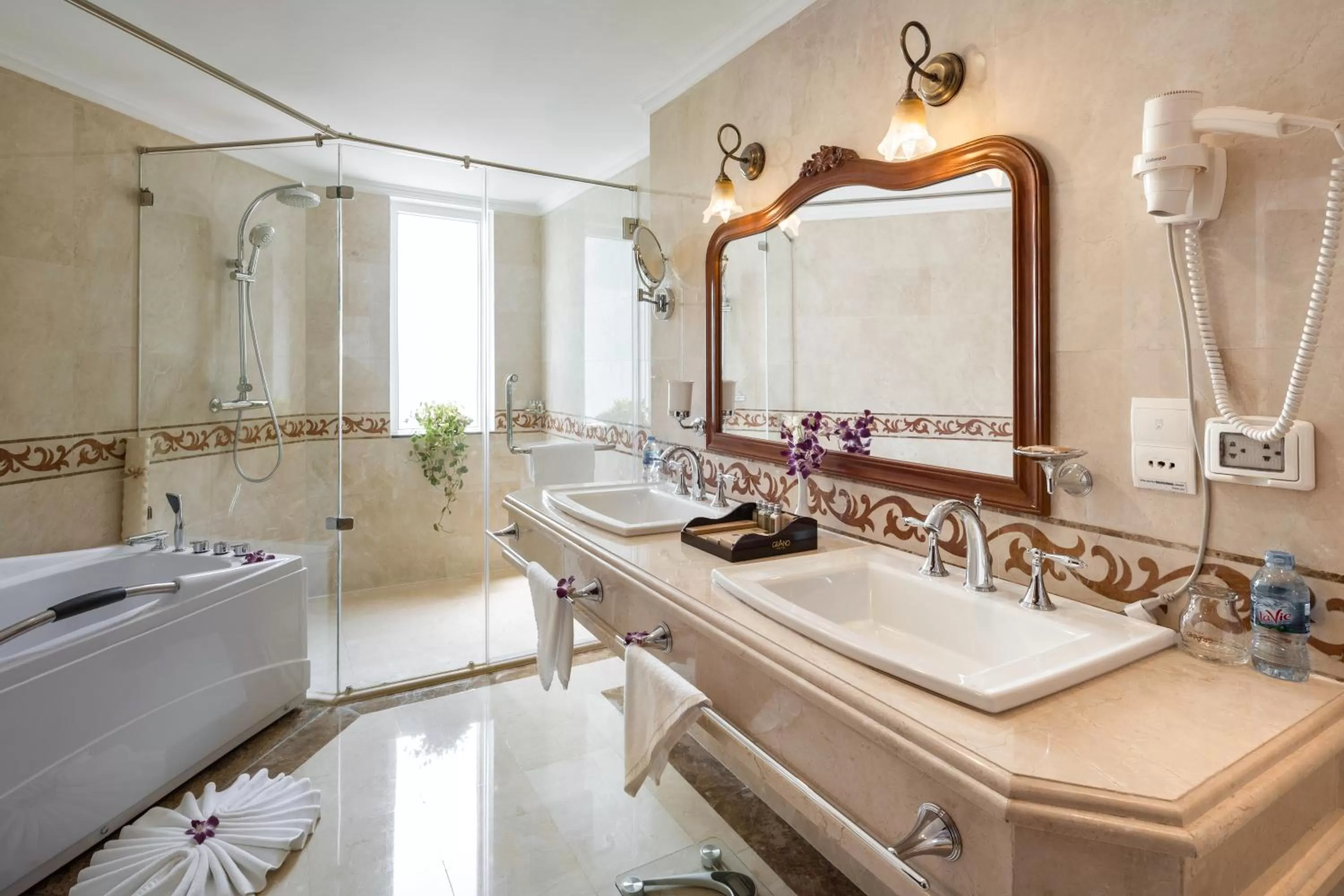 Bathroom in Hotel Grand Saigon