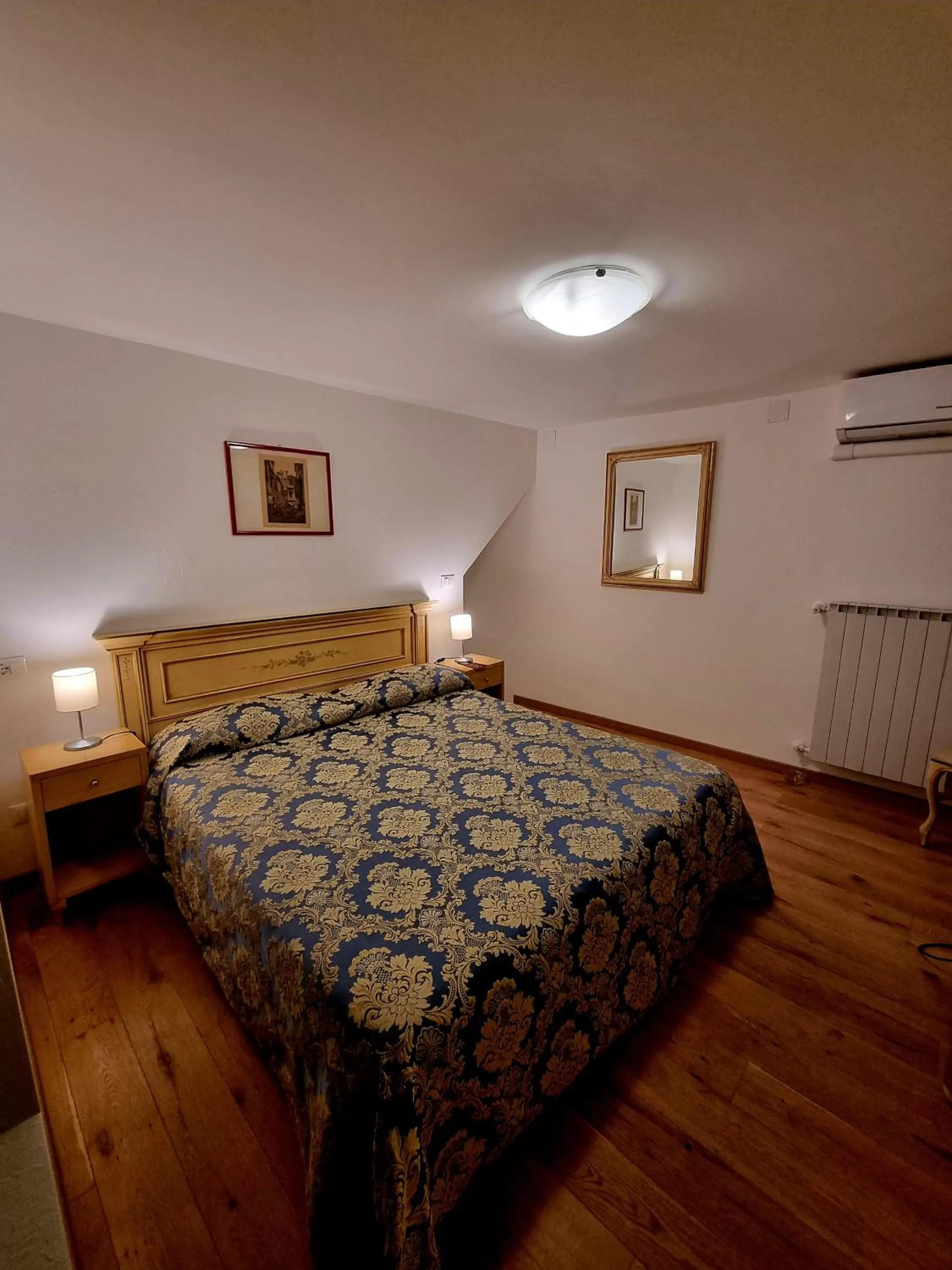 Bed in Albergo Casa Peron