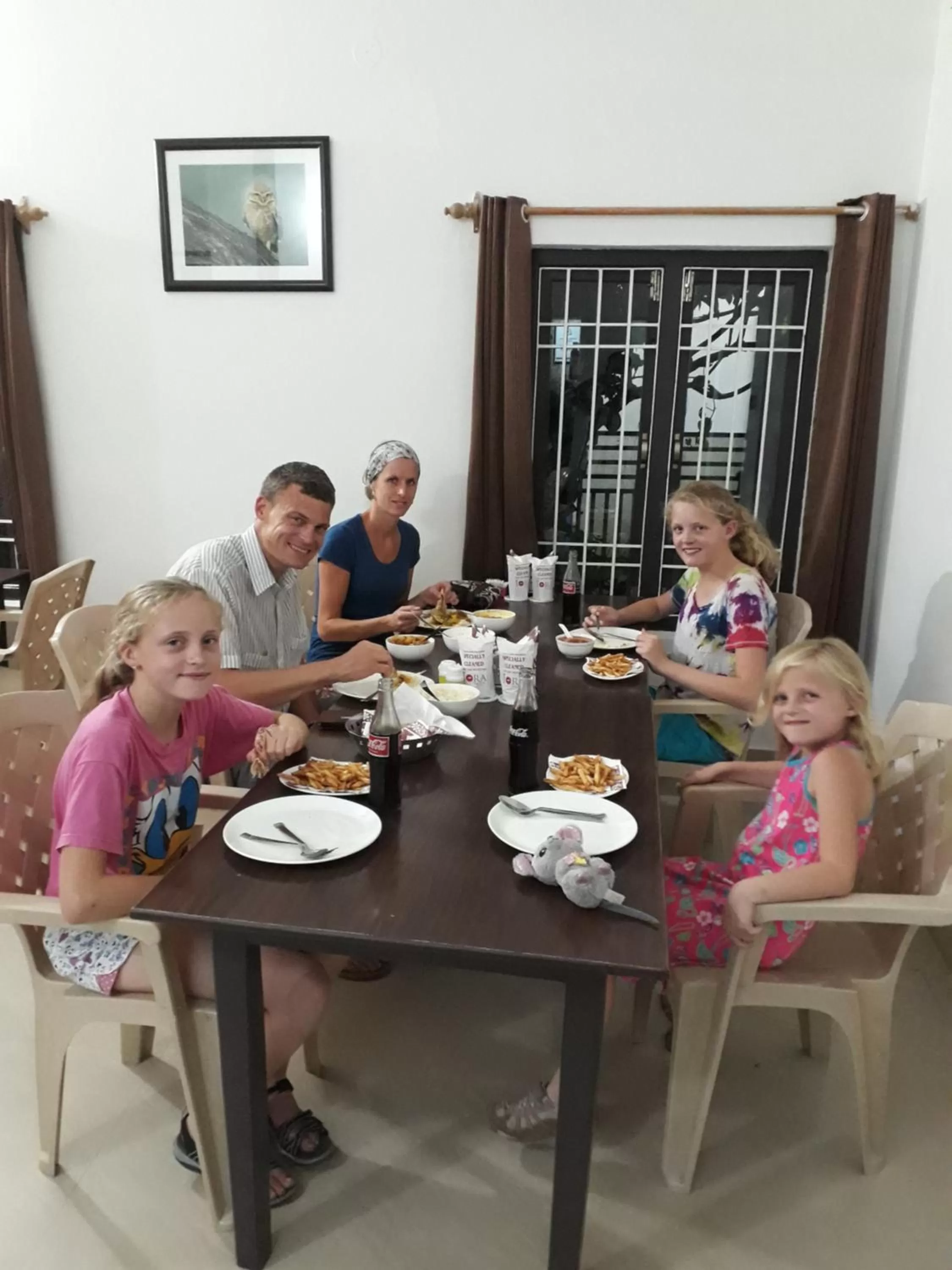 Restaurant/places to eat, Family in Iora Guest House