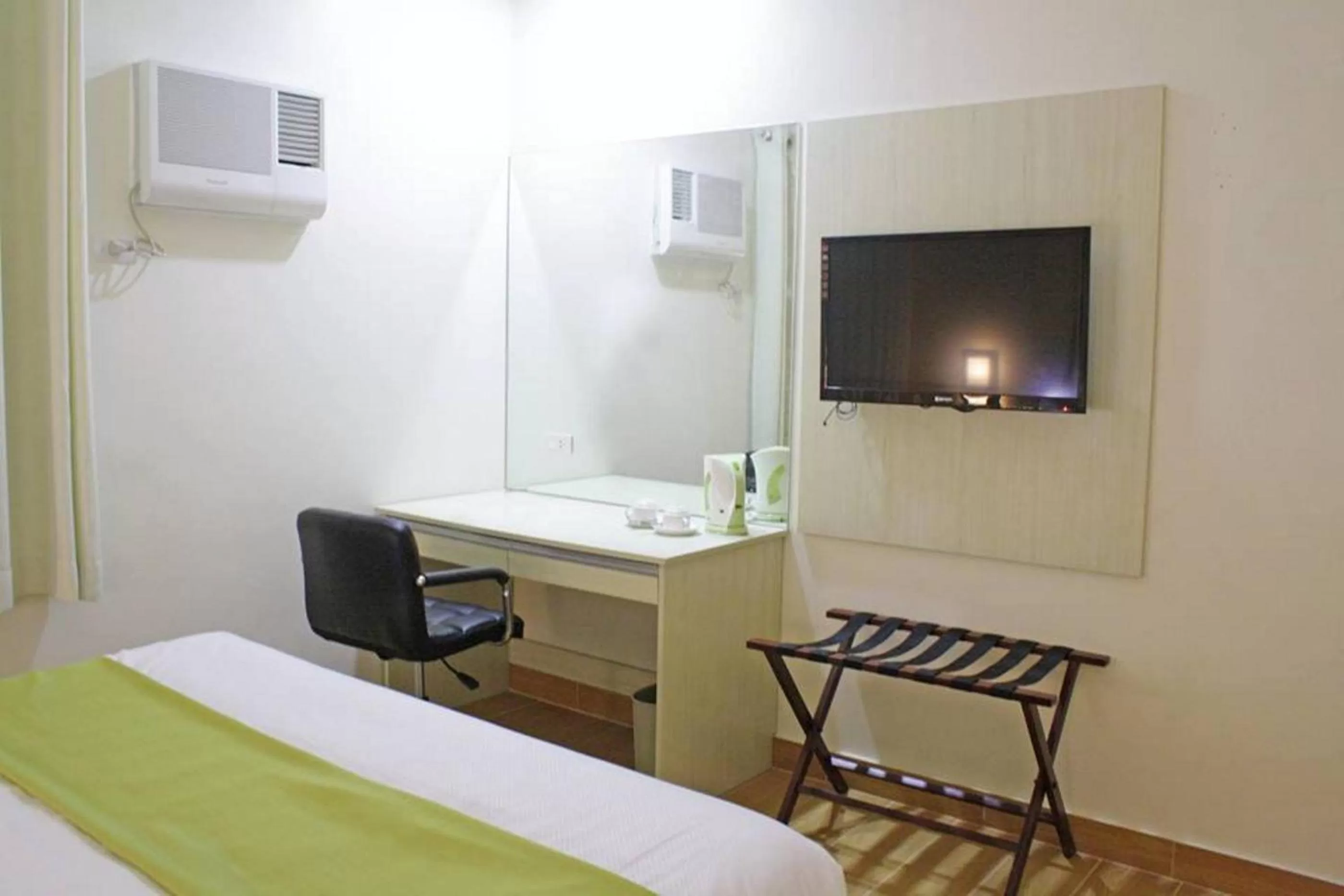 Bedroom, Bed in Hamersons Hotel Cebu