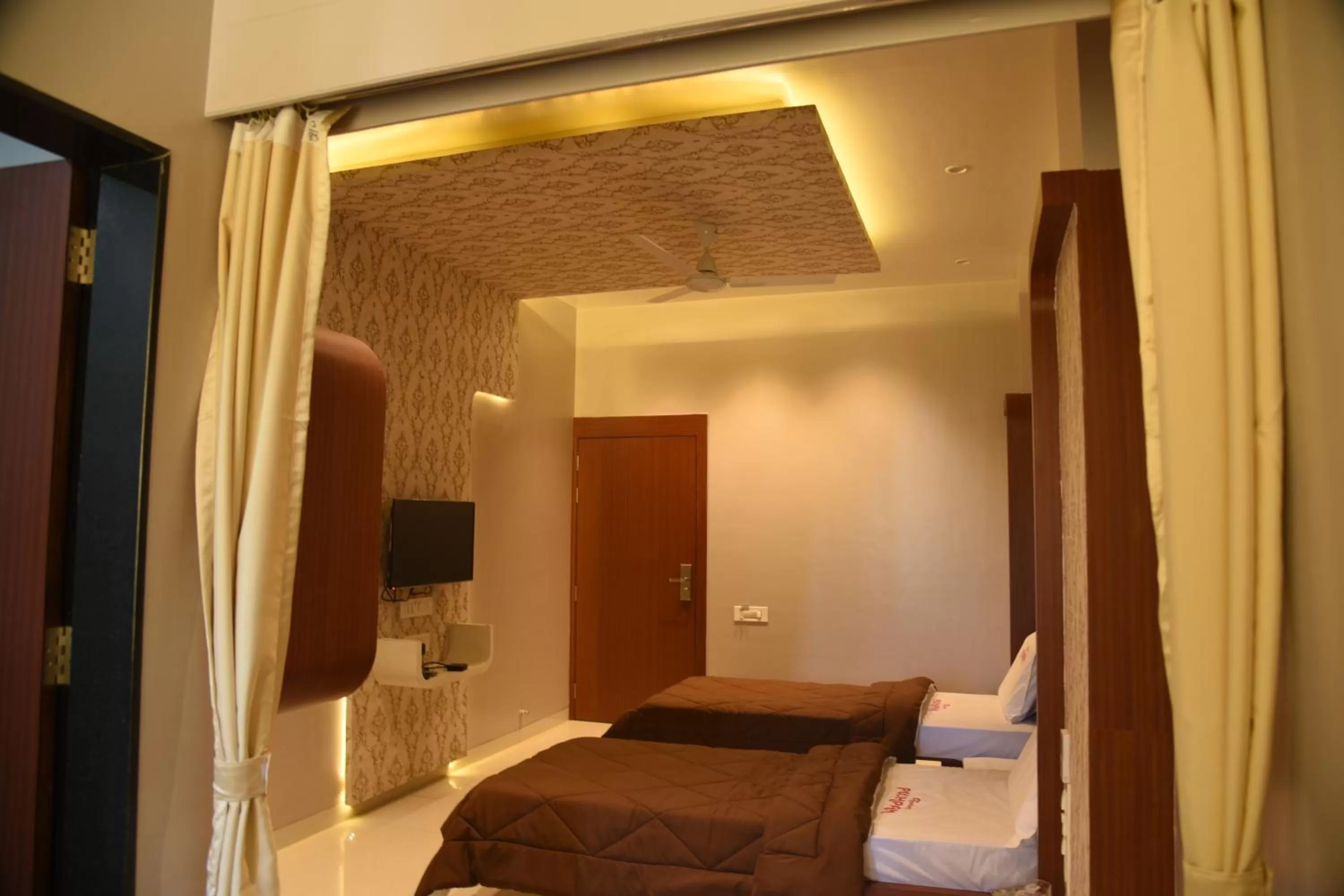 Bed in Hotel Pushpak