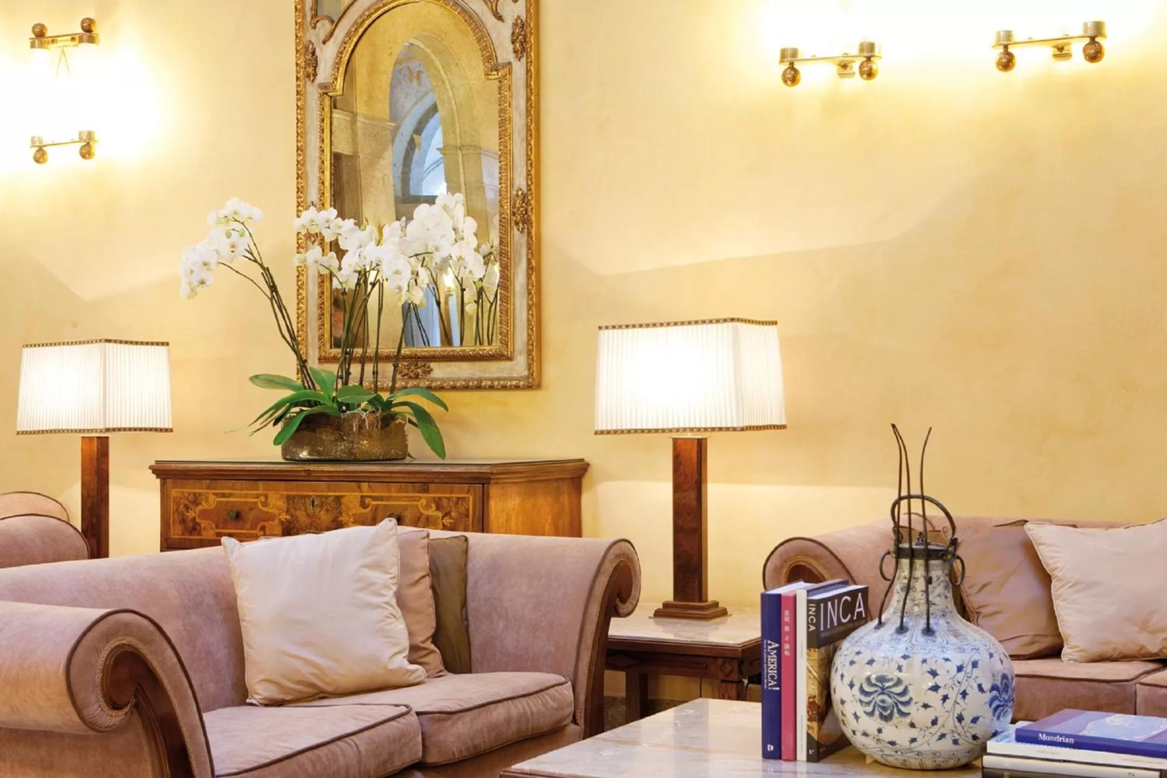 Communal lounge/ TV room in Hotel Vittoria