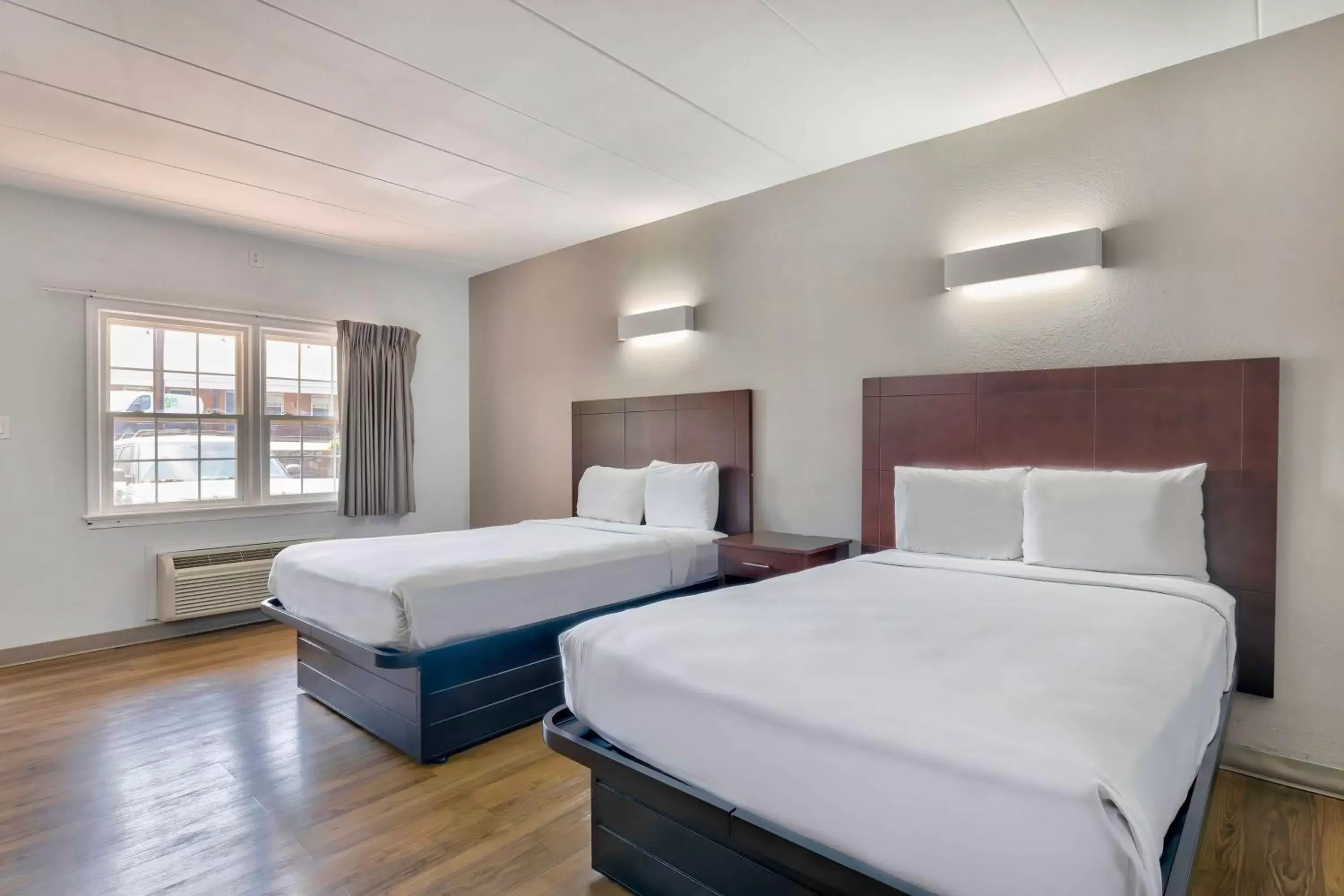 Deluxe Quadruple Room - Non-Smoking in Motel 6-Falls Church, VA - Arlington Boulevard Deluxe Quadruple Room - Non-Smoking in Motel 6-Falls Church, VA - Arlington Boulevard