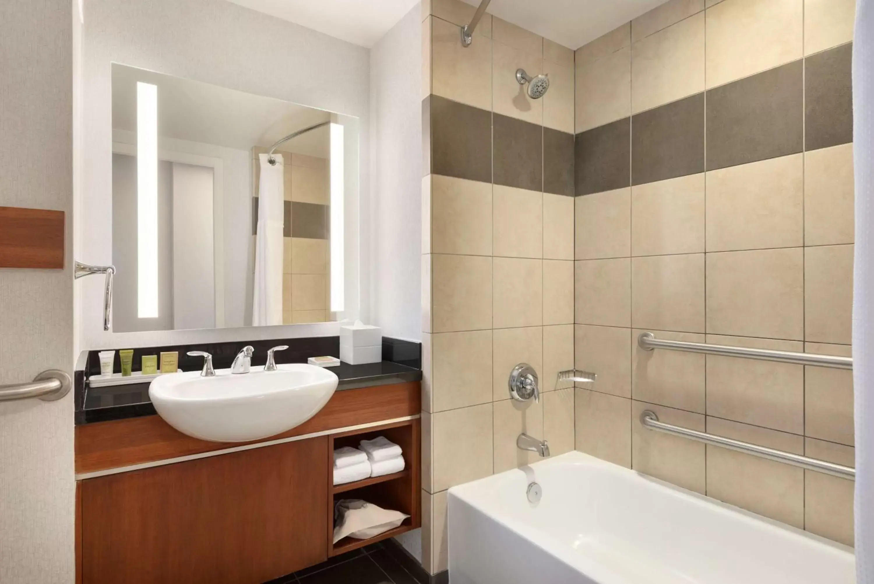 Queen Room with Two Queen Beds - High Floor in Hilton Baltimore BWI Airport Queen Room with Two Queen Beds - High Floor in Hilton Baltimore BWI Airport