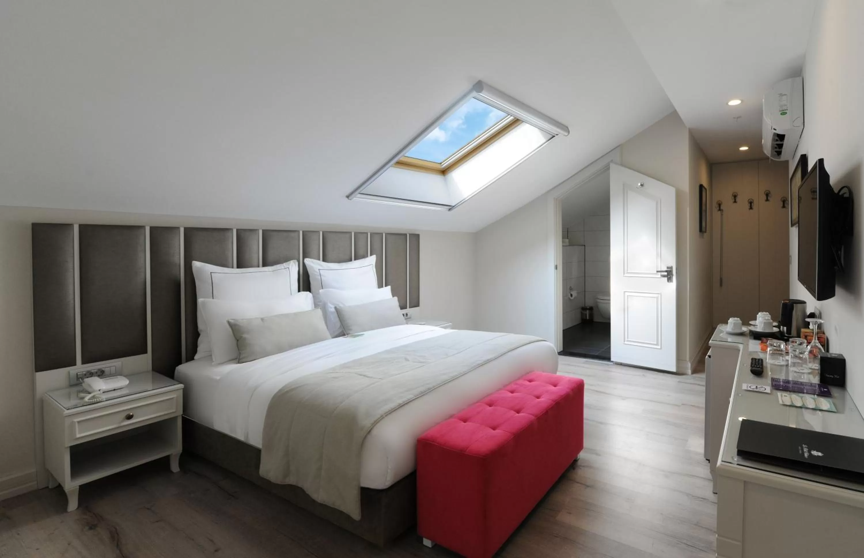 Bed in Le Petit Palace Hotel - Special Category