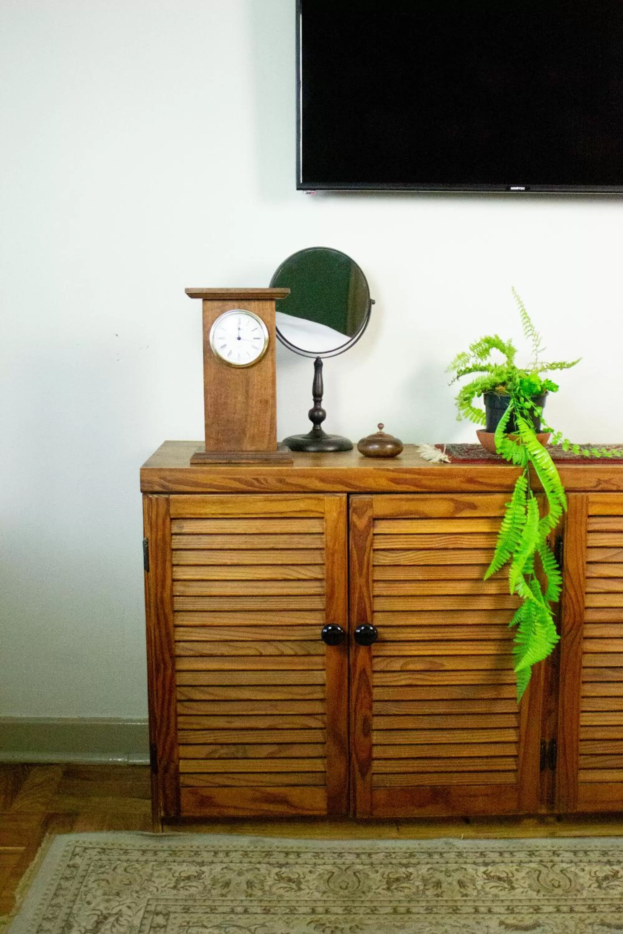 TV/Entertainment Center in Ben's Bed and Breakfast