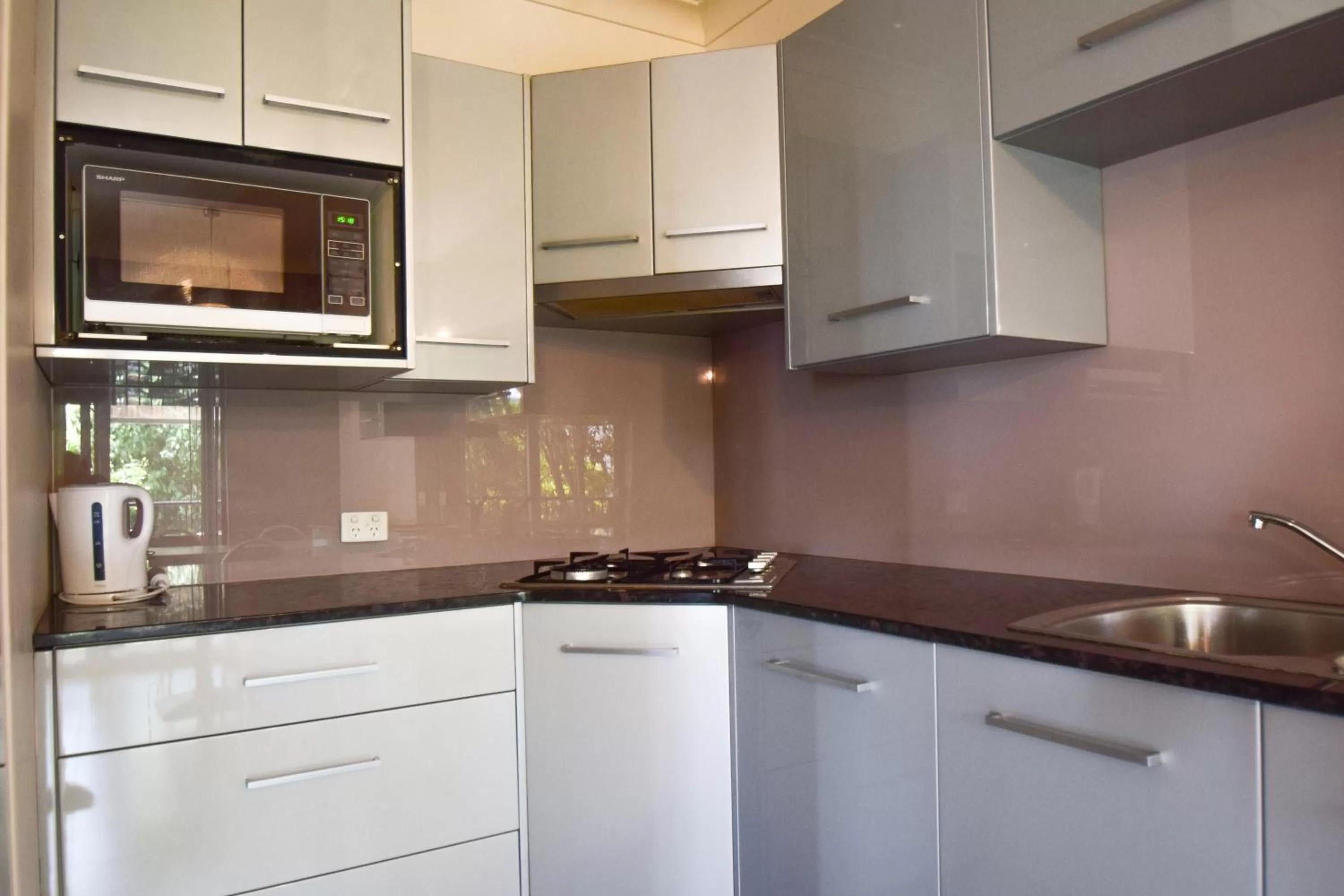 kitchen in Station Hotel Motel Kurri