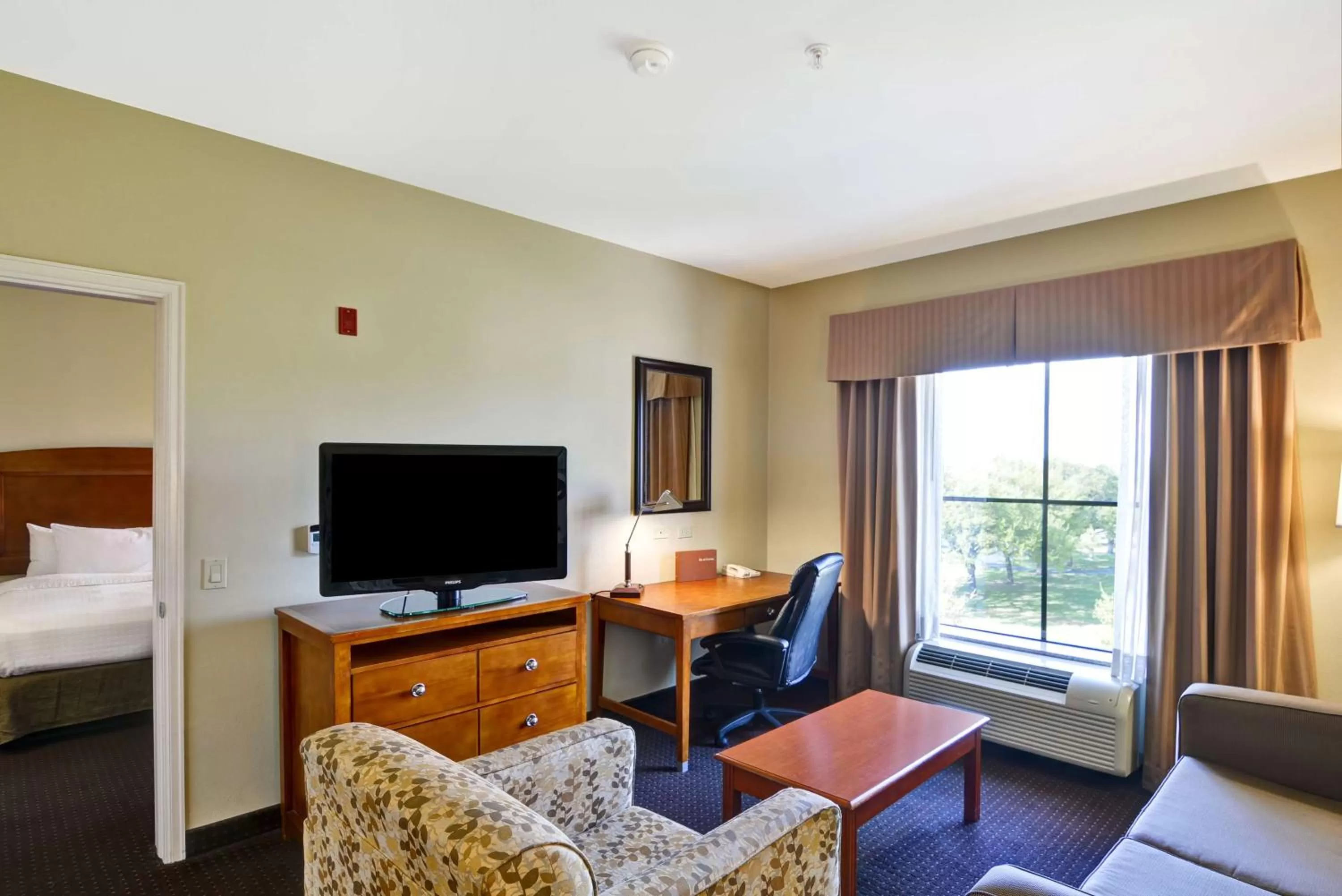 Living room, Bed in Homewood Suites by Hilton Houston West-Energy Corridor