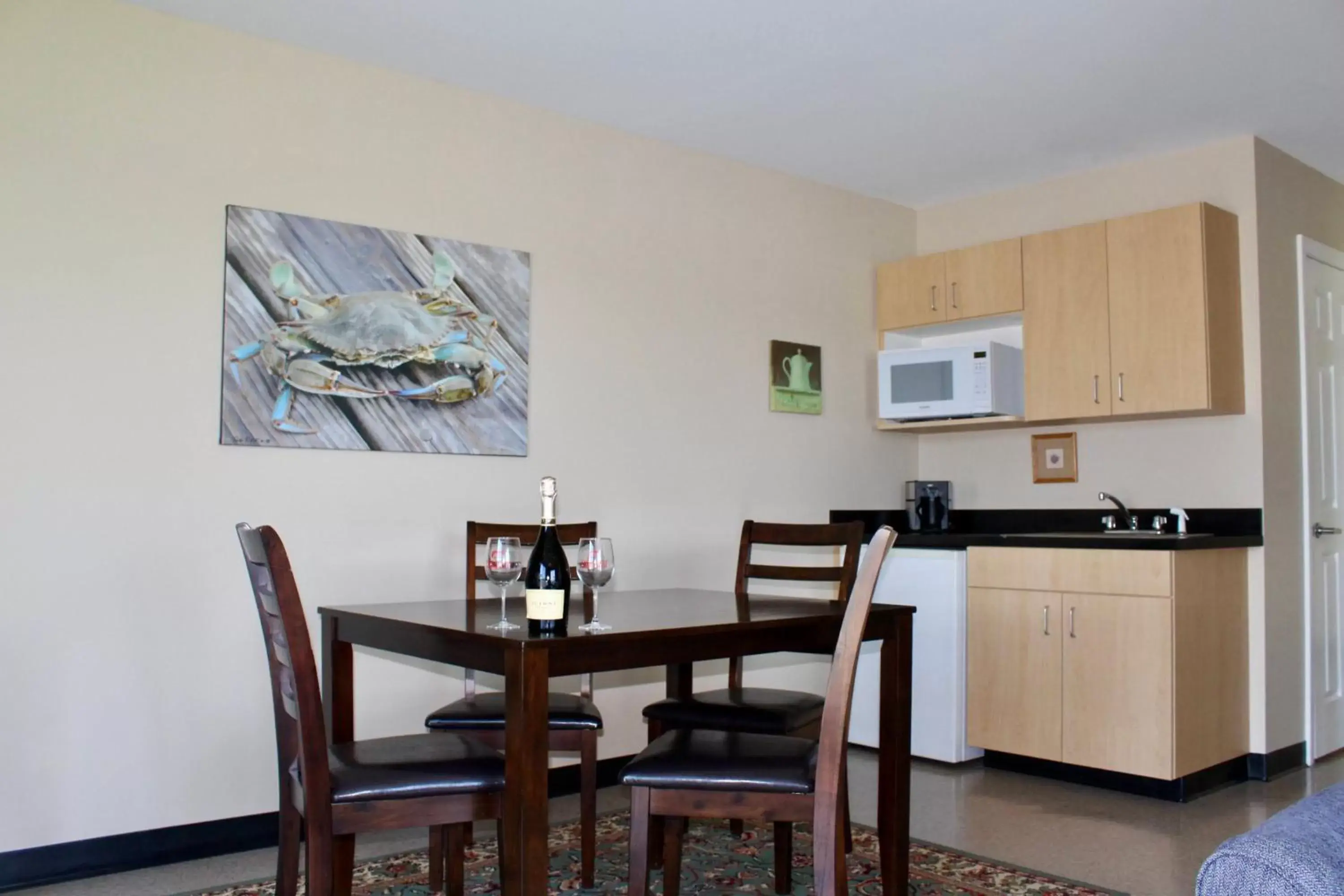 Queen Room in Surry Seafood Company Queen Room in Surry Seafood Company