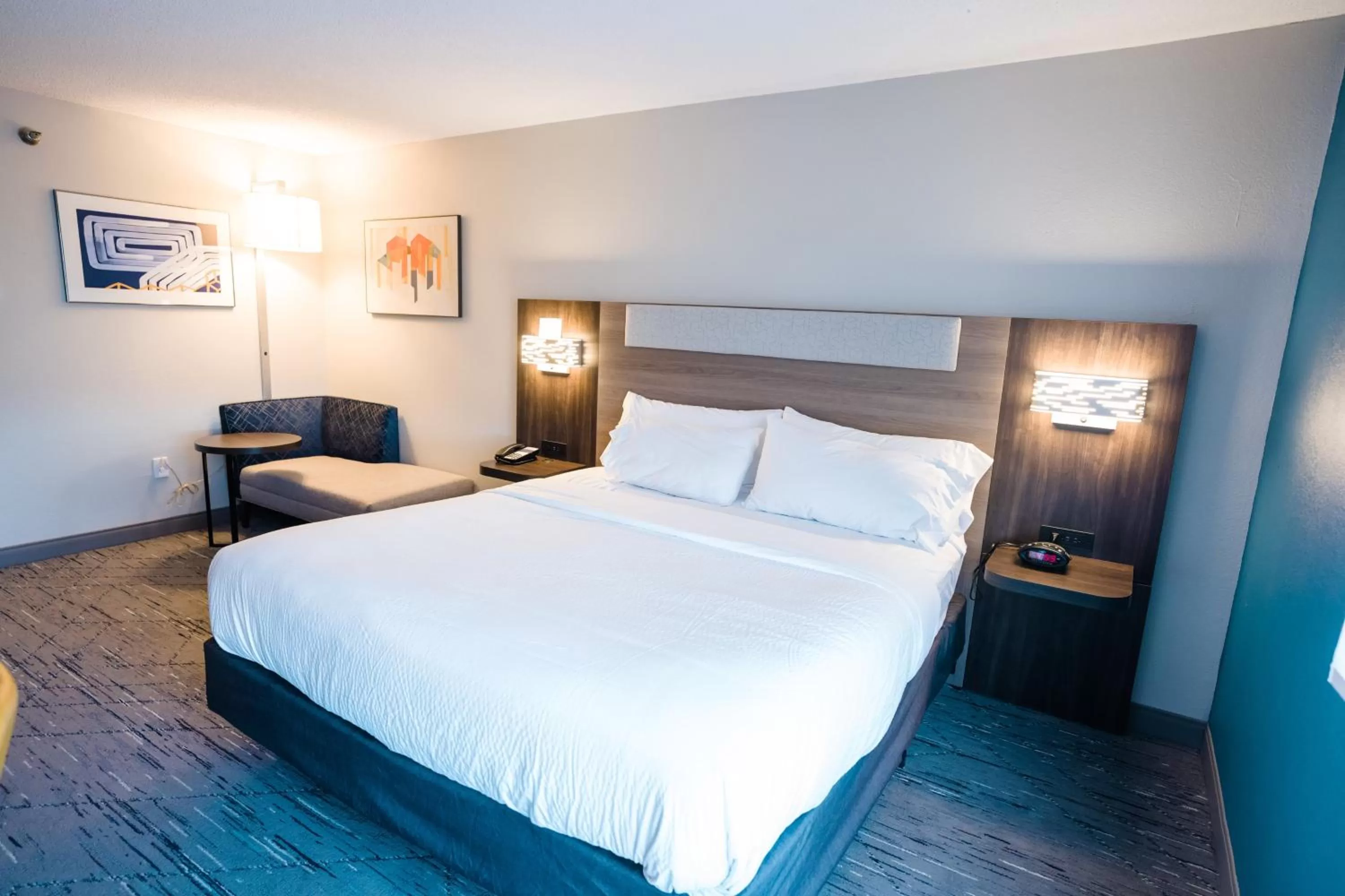 Photo of the whole room, Bed in Holiday Inn Express Hotel & Suites Knoxville-North-I-75 Exit 112 by IHG