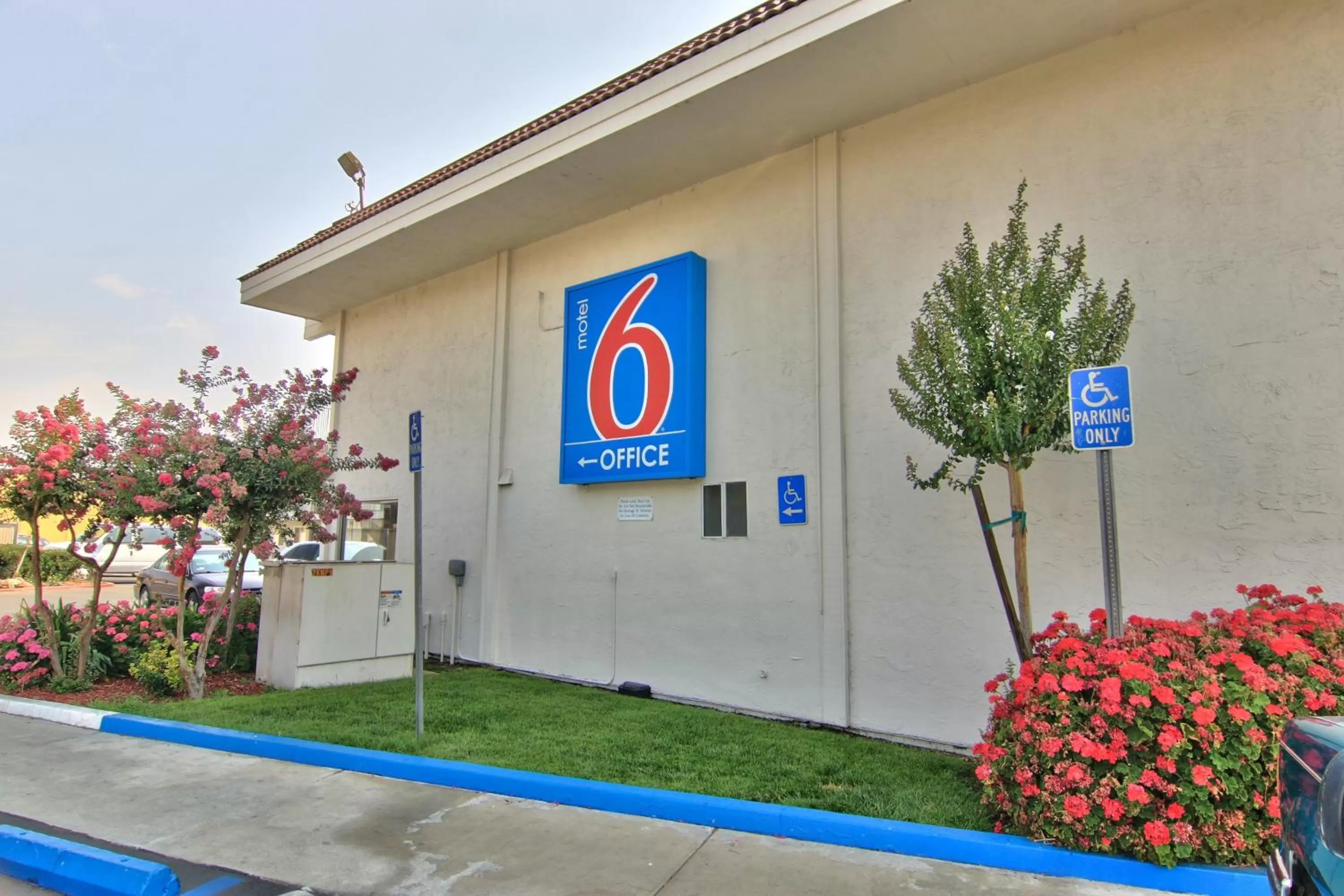 Facade/entrance in Motel 6-Sacramento, CA - Old Sacramento North