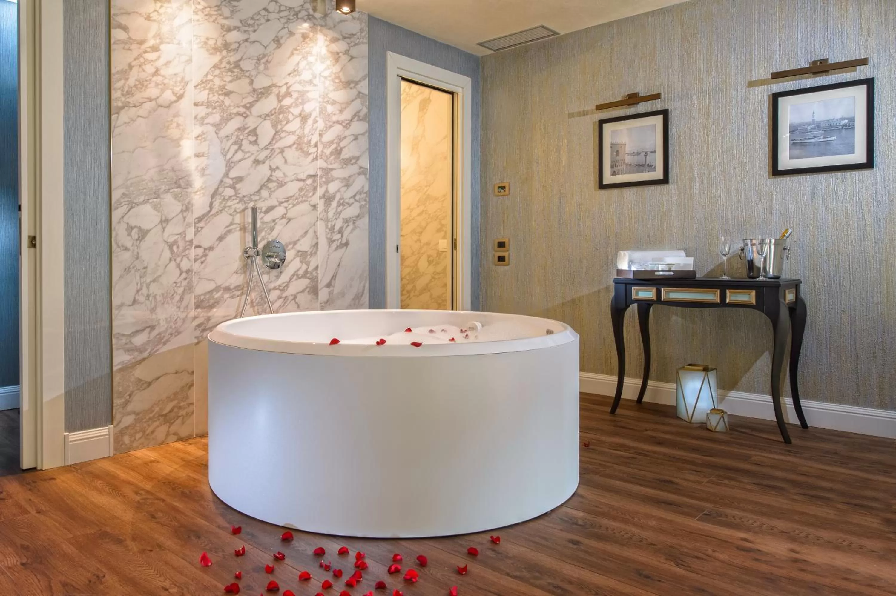 Bath in Palazzo Veneziano - Venice Collection