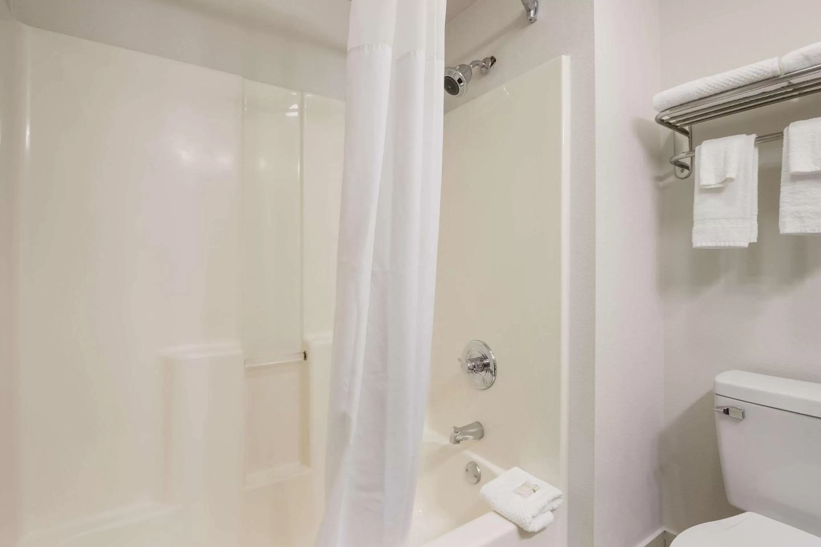 Bedroom in Quality Suites Tulsa I-44