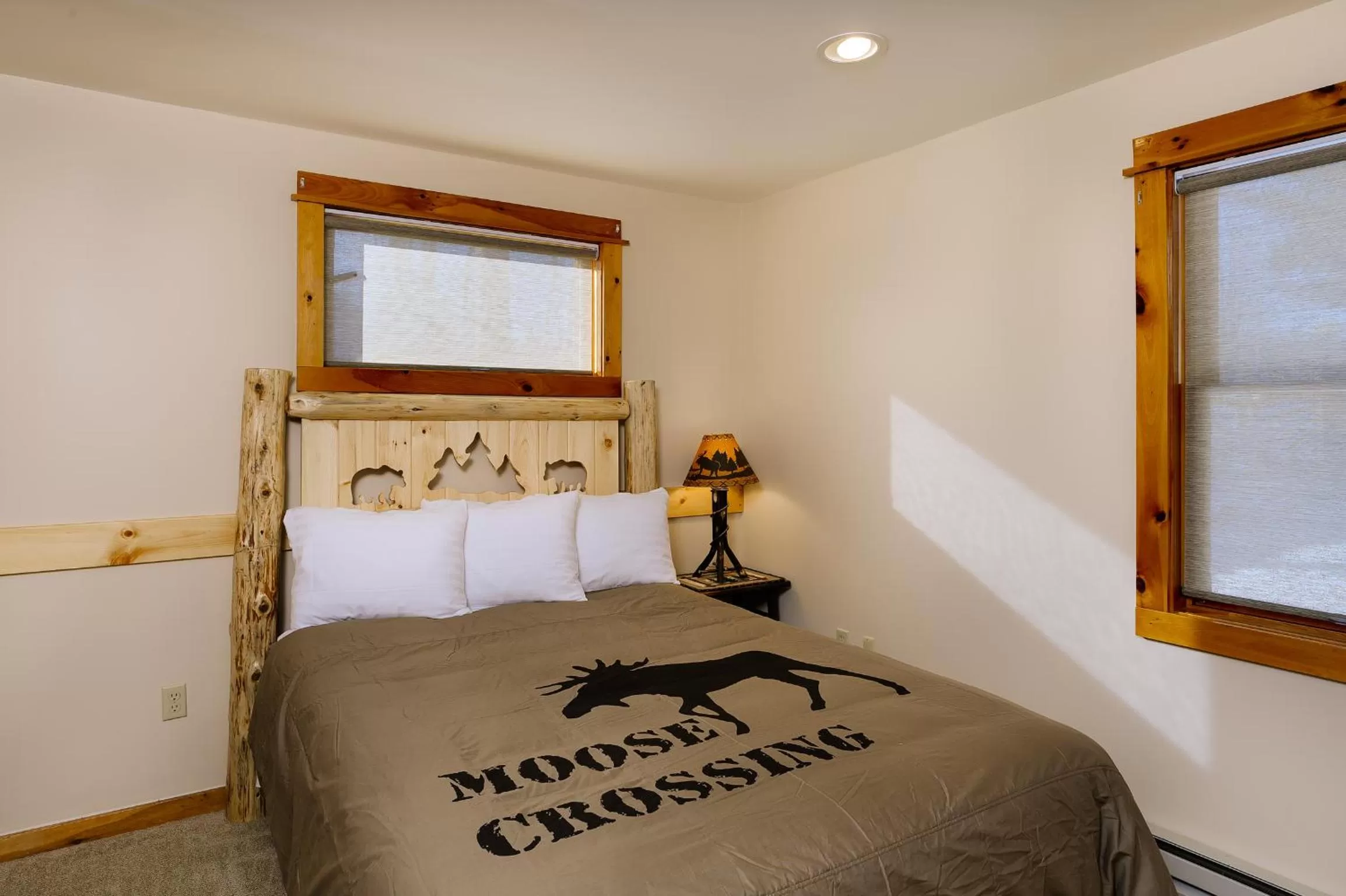 Bedroom, Bed in Cobble Mountain Lodge