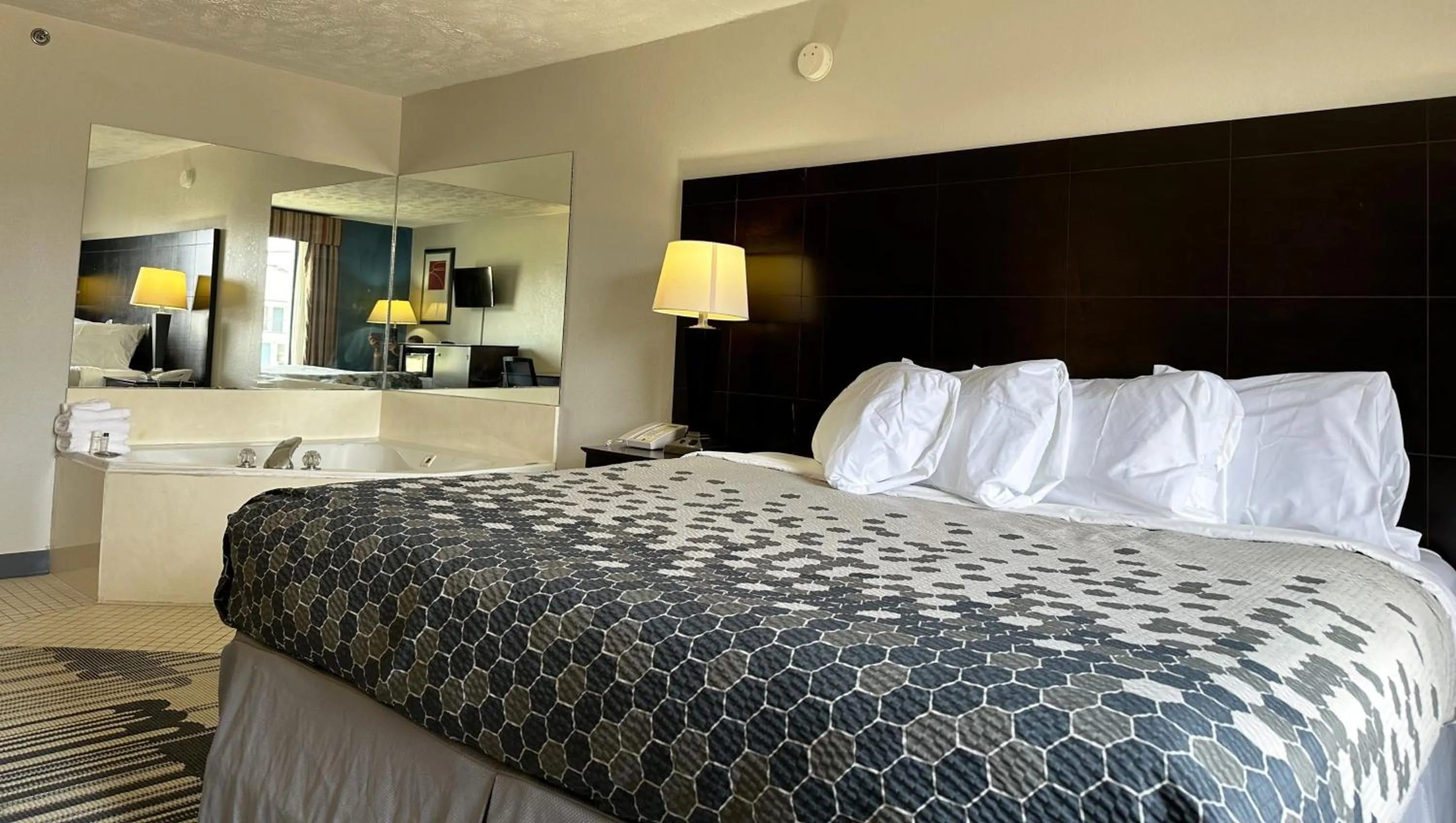 Bedroom, Bed in Super Inn & Suites Philadelphia