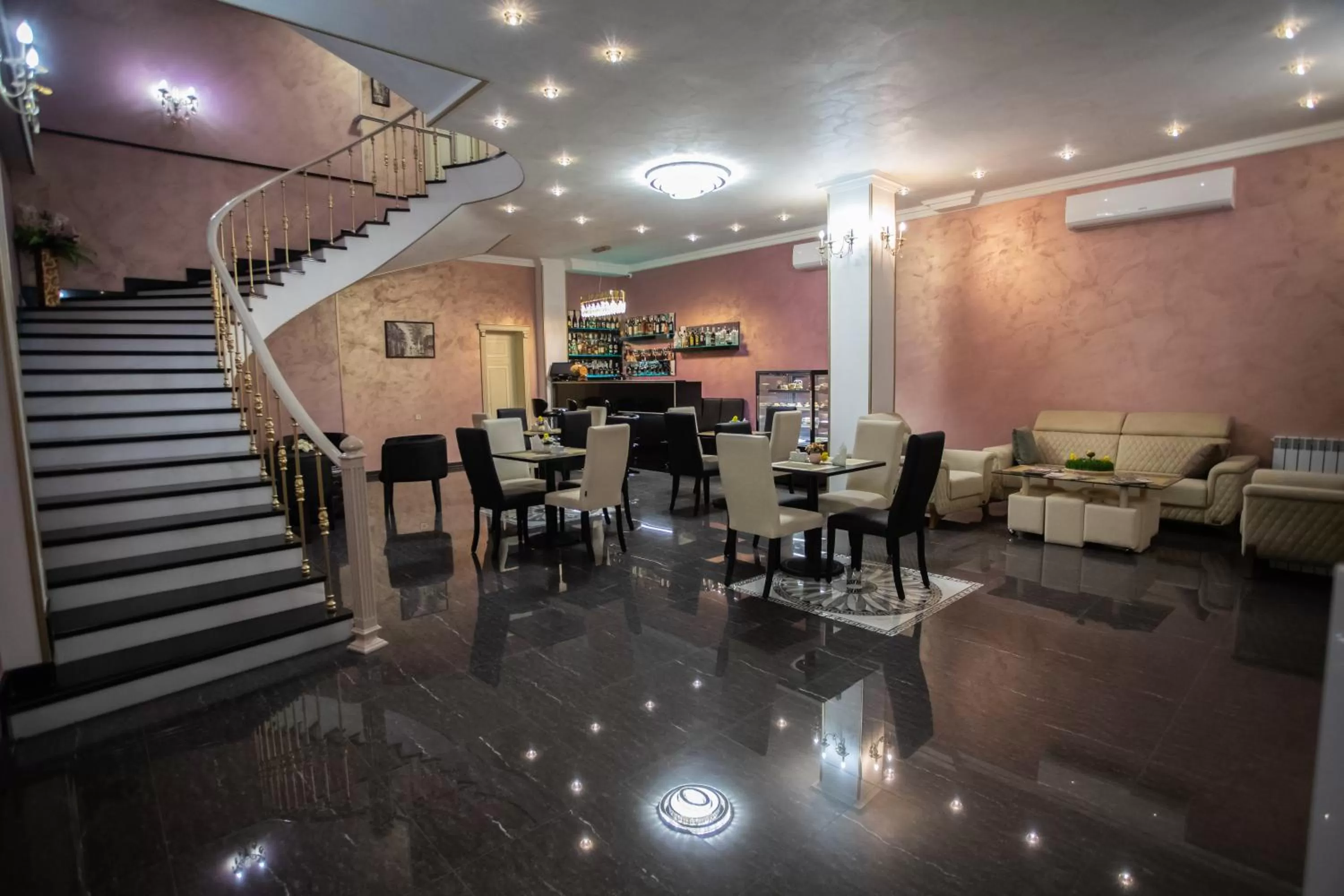 Restaurant/Places to Eat in Nork Hotel