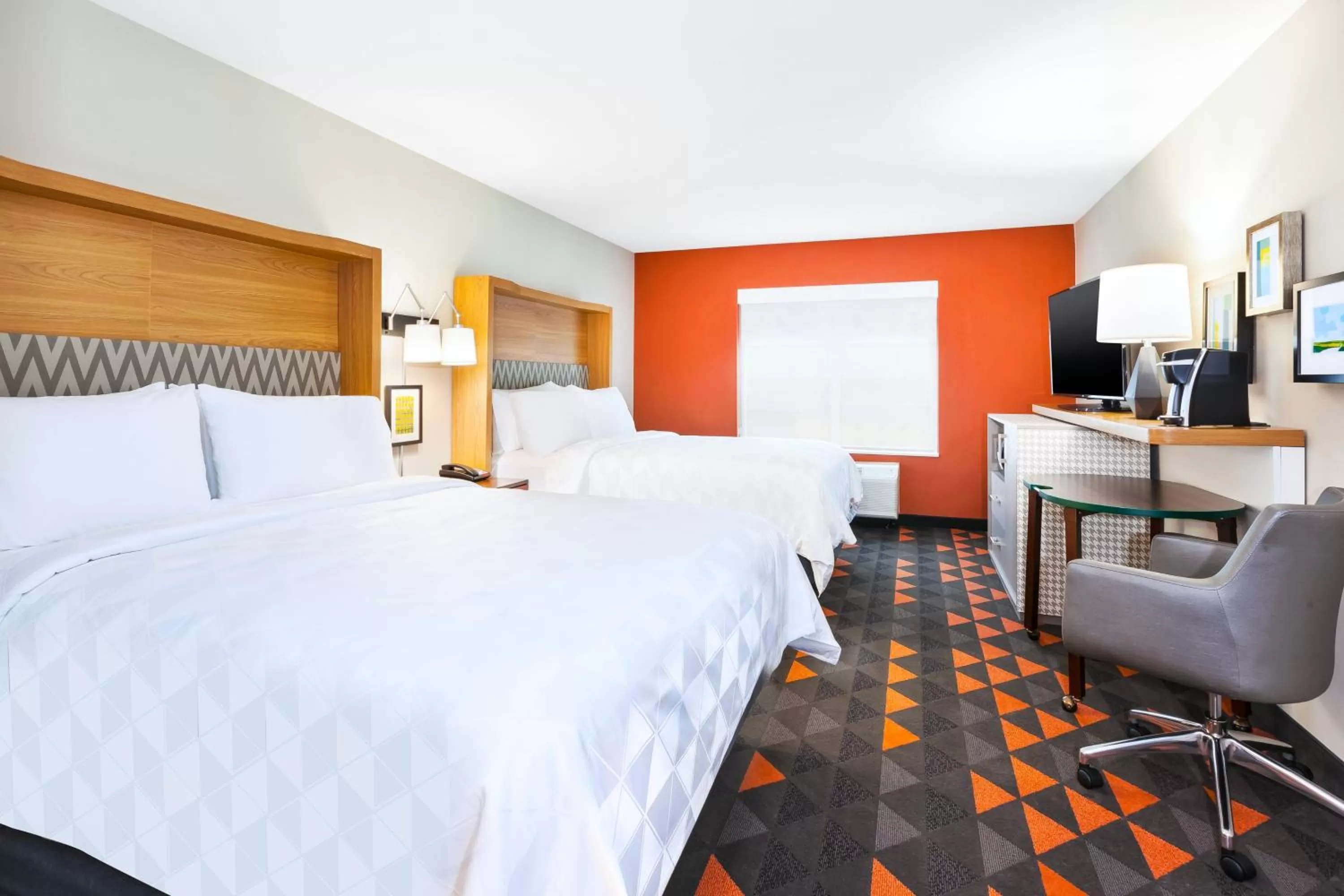 Photo of the whole room, Bed in Holiday Inn & Suites - Toledo Southwest - Perrysburg by IHG