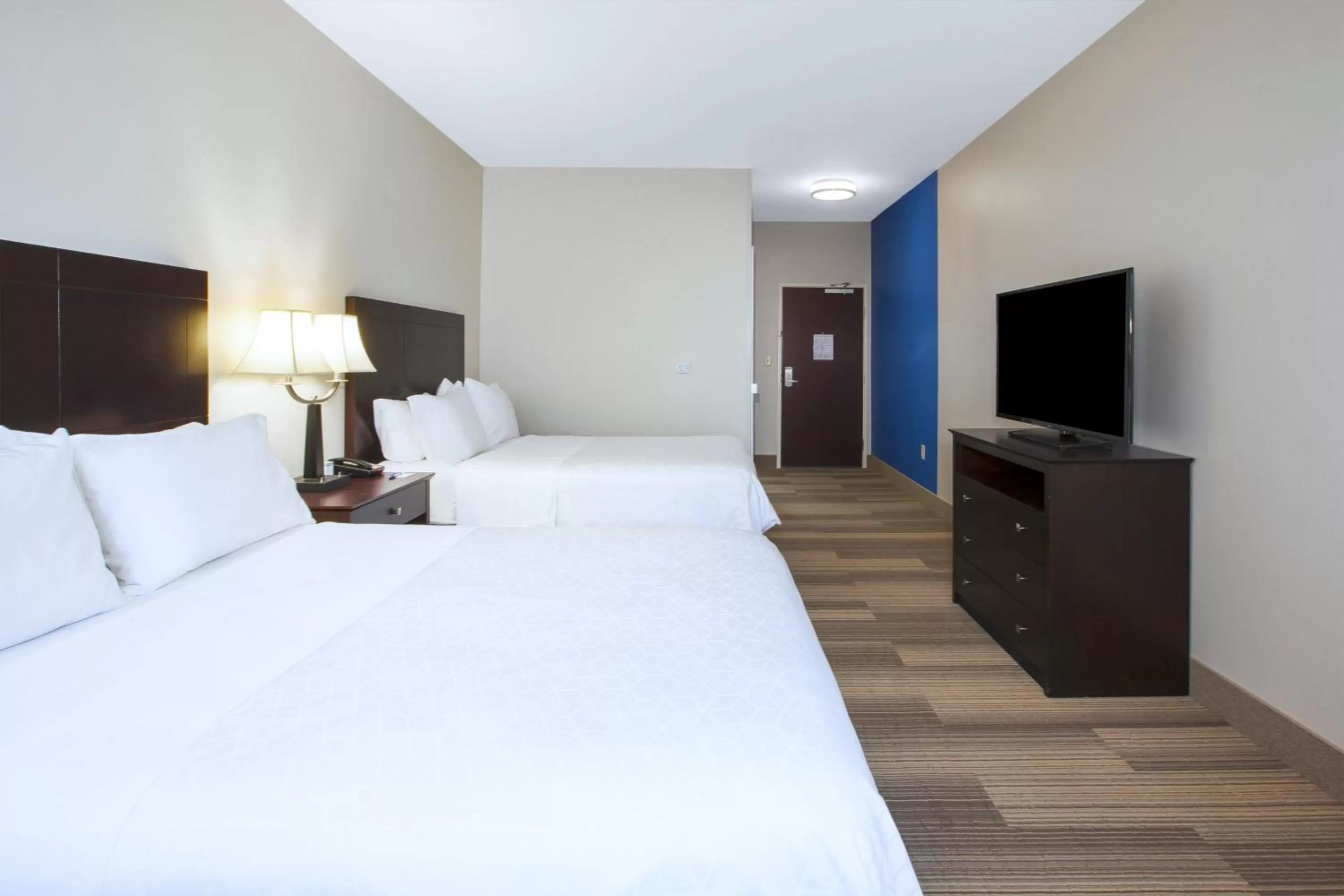 Photo of the whole room, Bed in Holiday Inn Express Niles by IHG