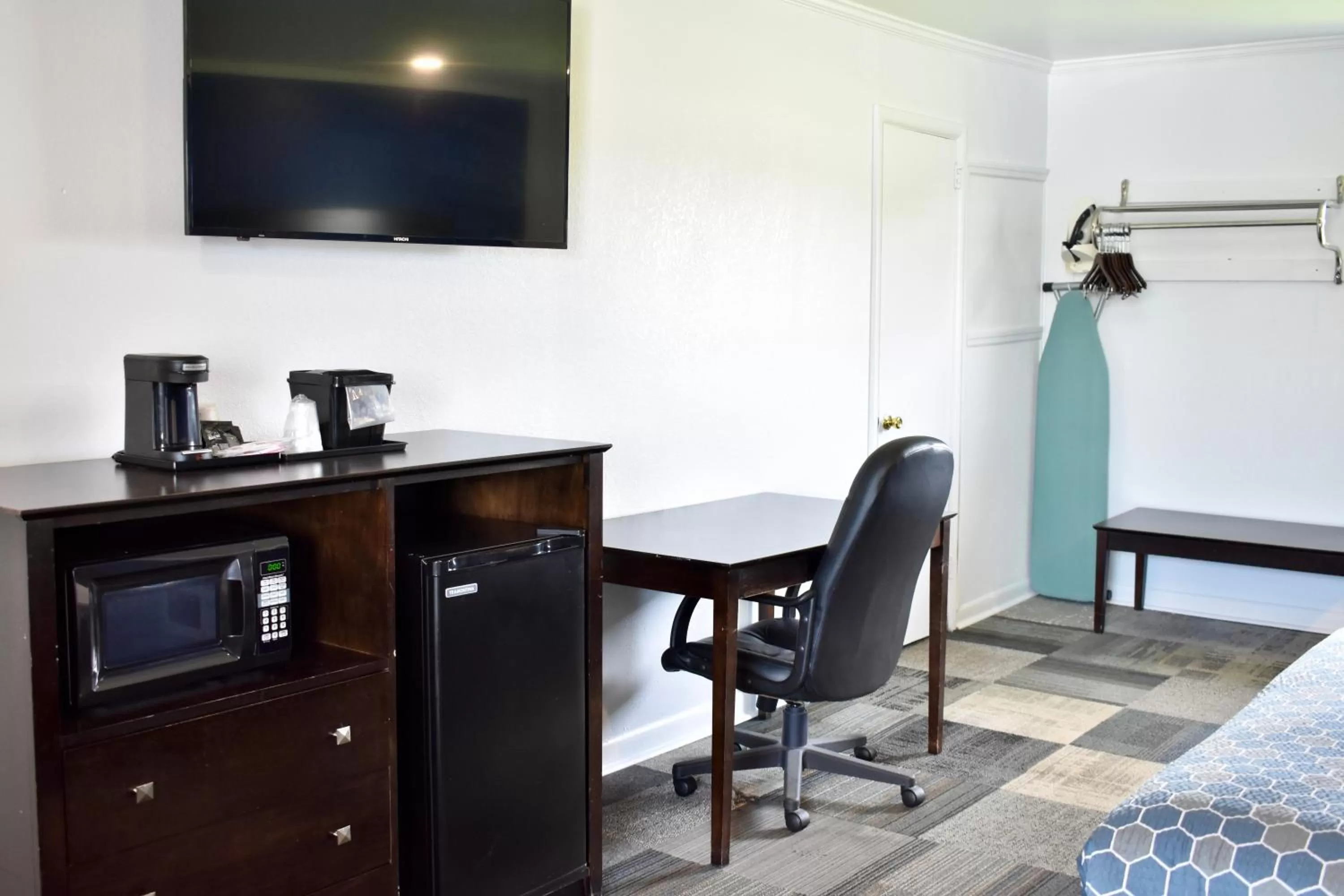 TV and multimedia in Rodeway Inn Swainsboro