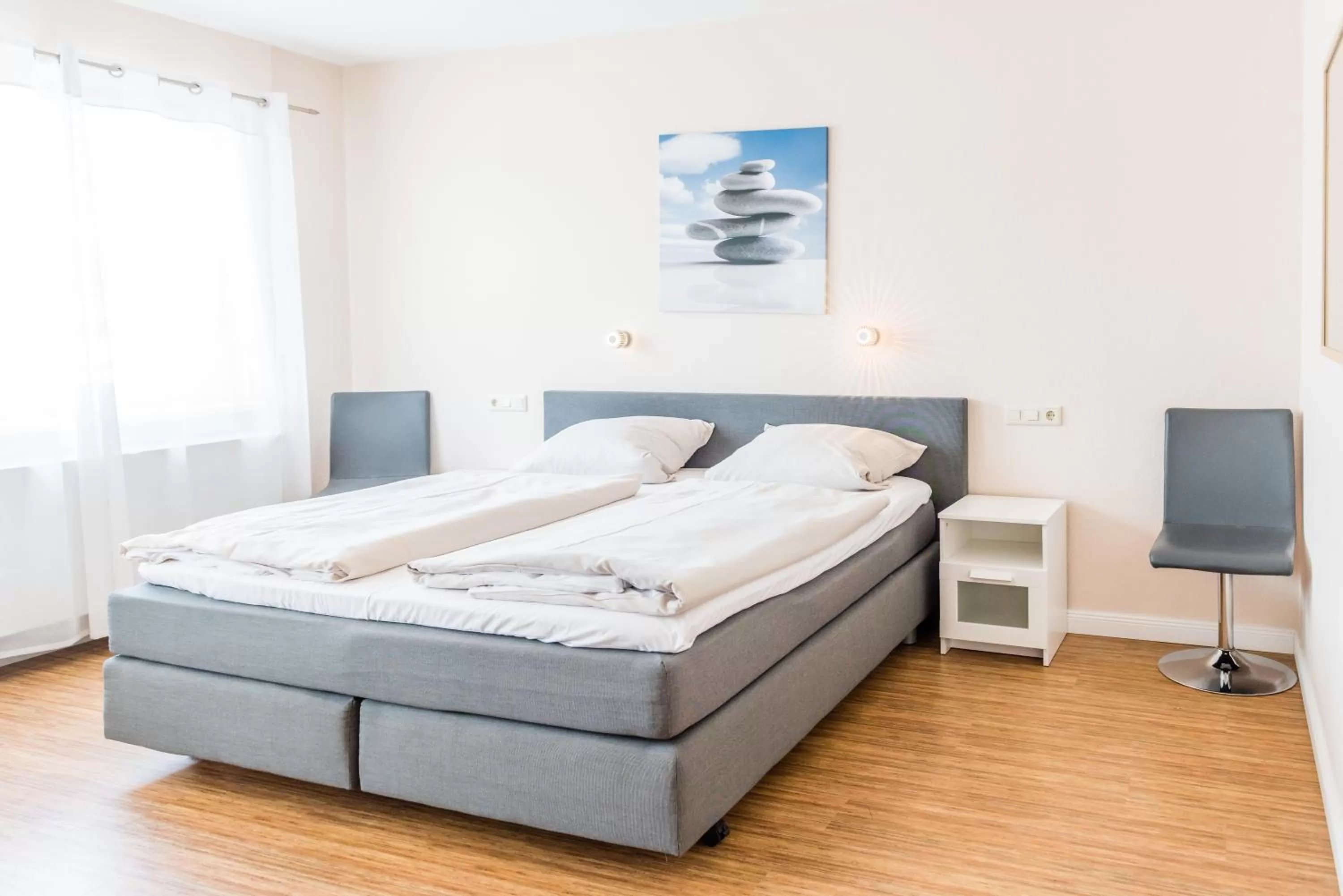 Photo of the whole room, Bed in Schäfers Hotel, Self-Check-in, Cafe und Bäcker am Hotel