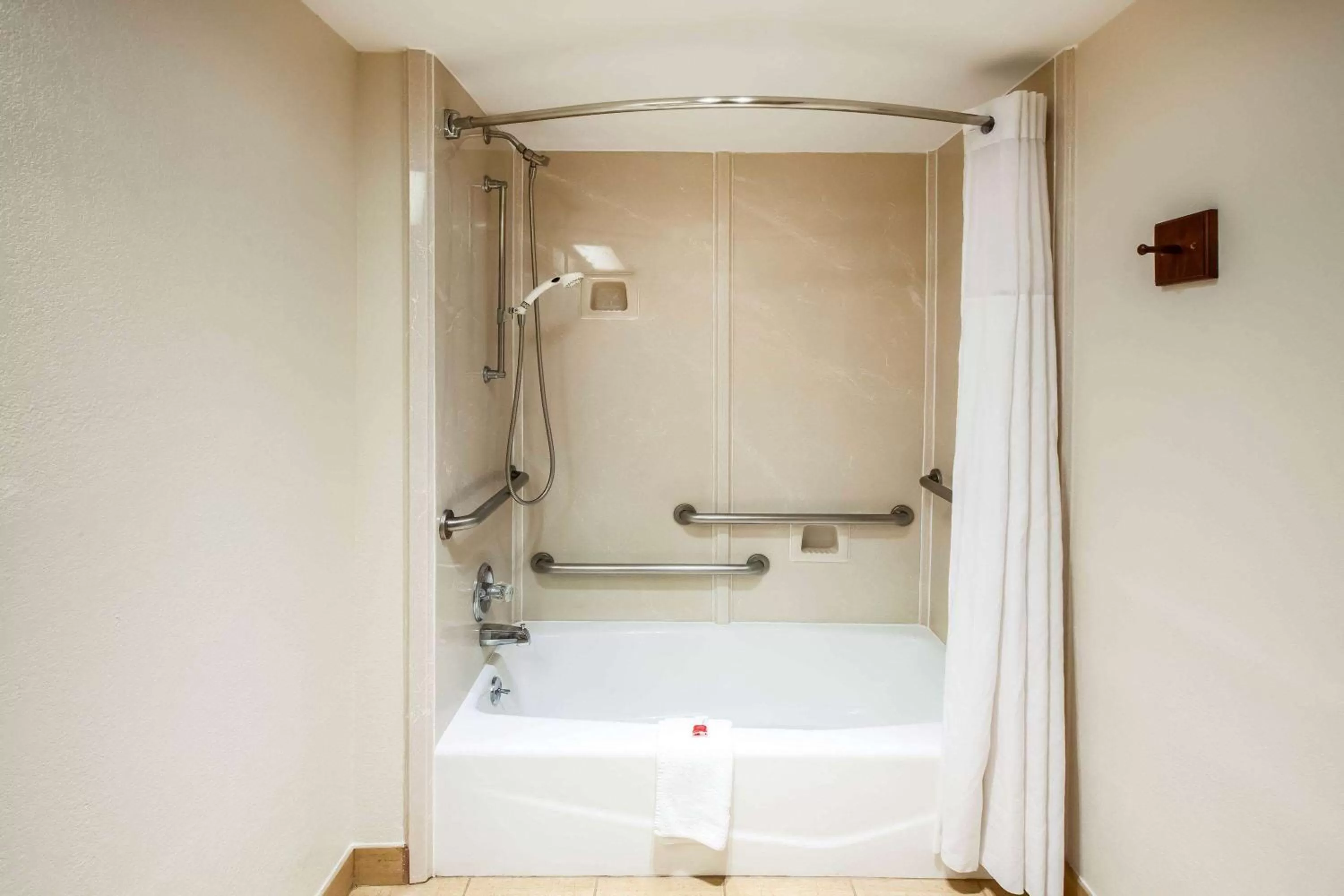 Shower in Days Inn & Suites by Wyndham Tyler