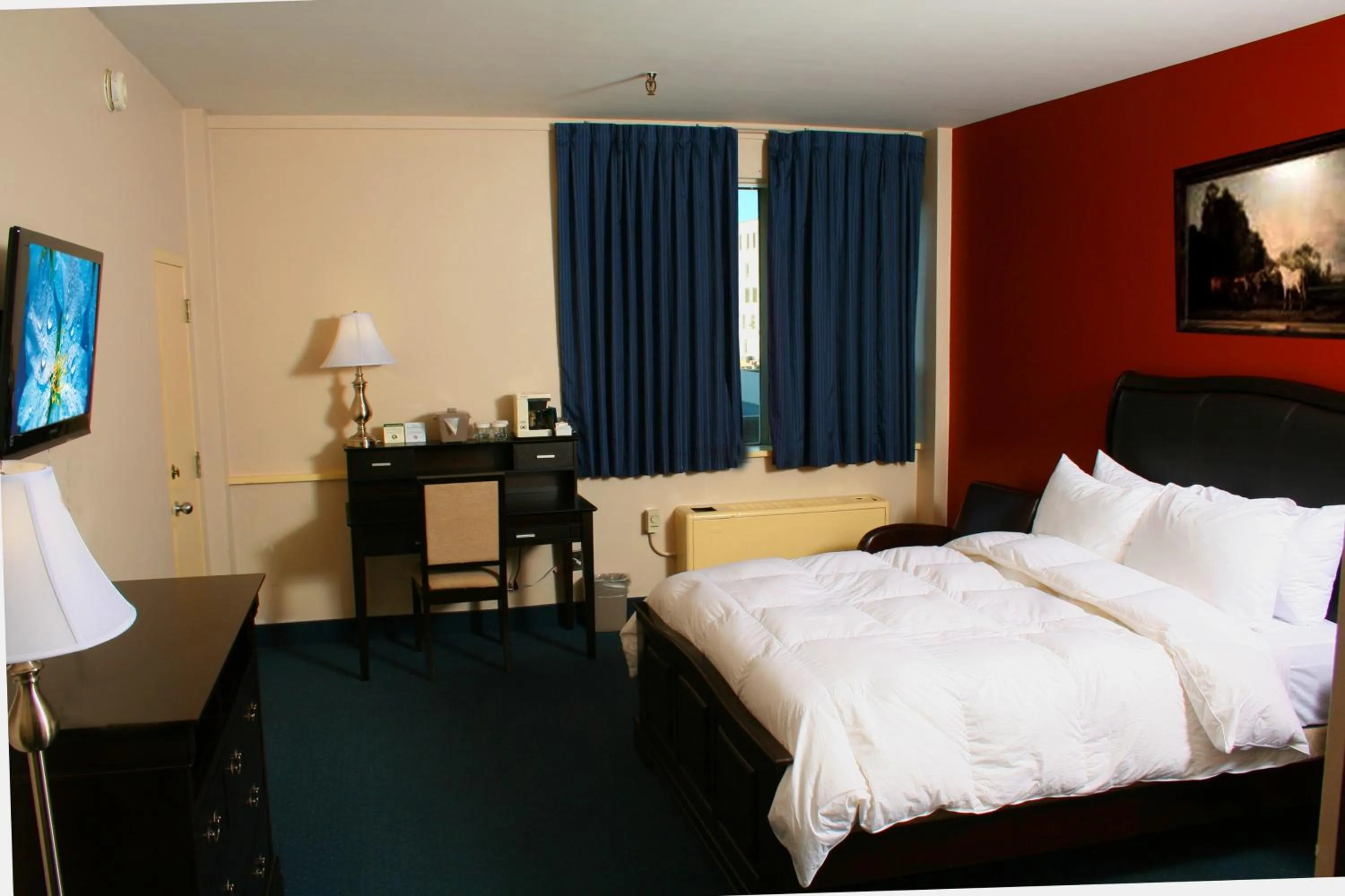 Photo of the whole room, Bed in The Marlborough Hotel