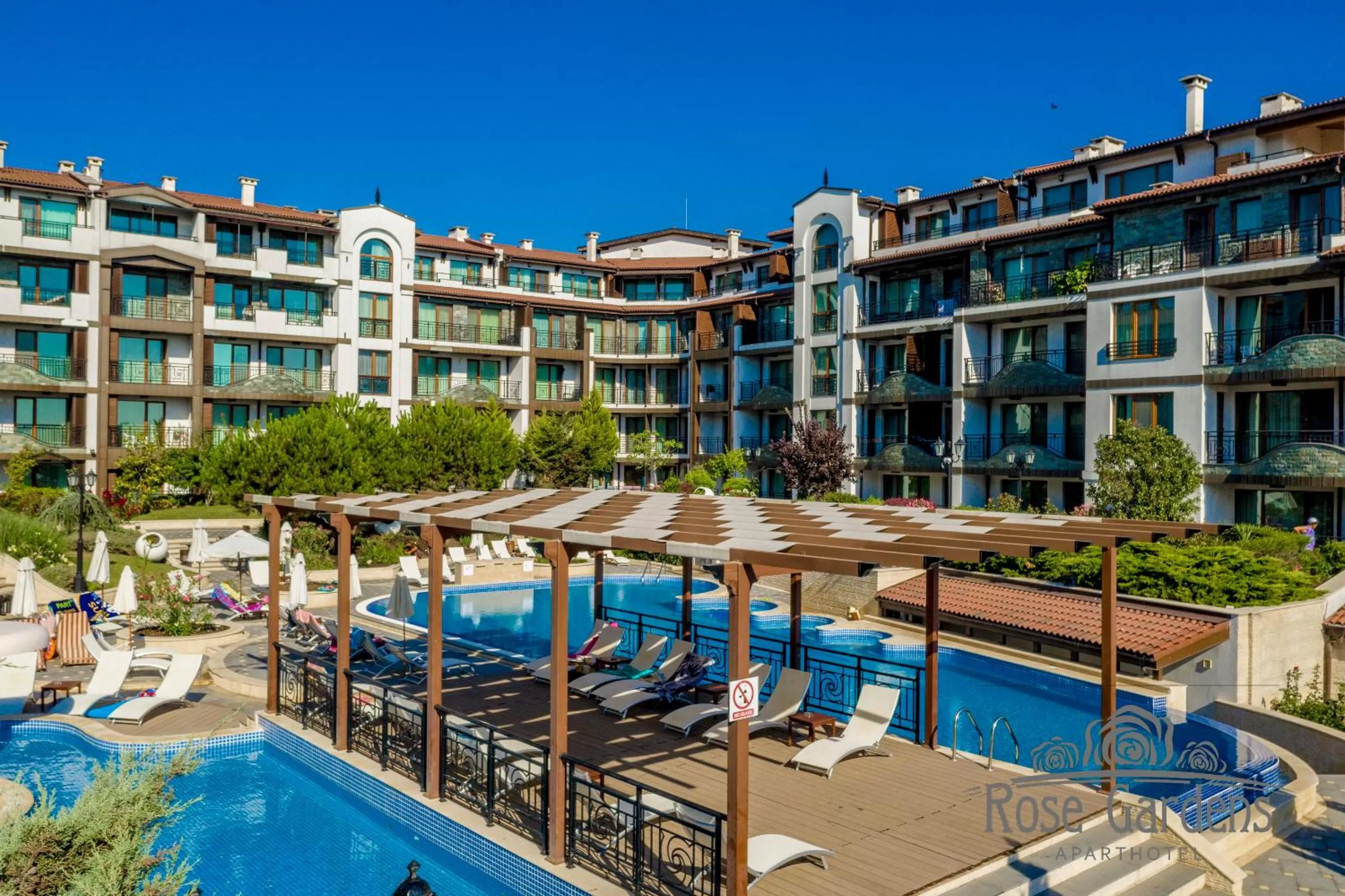 Patio, Pool View in Rose Gardens Apart Hotel