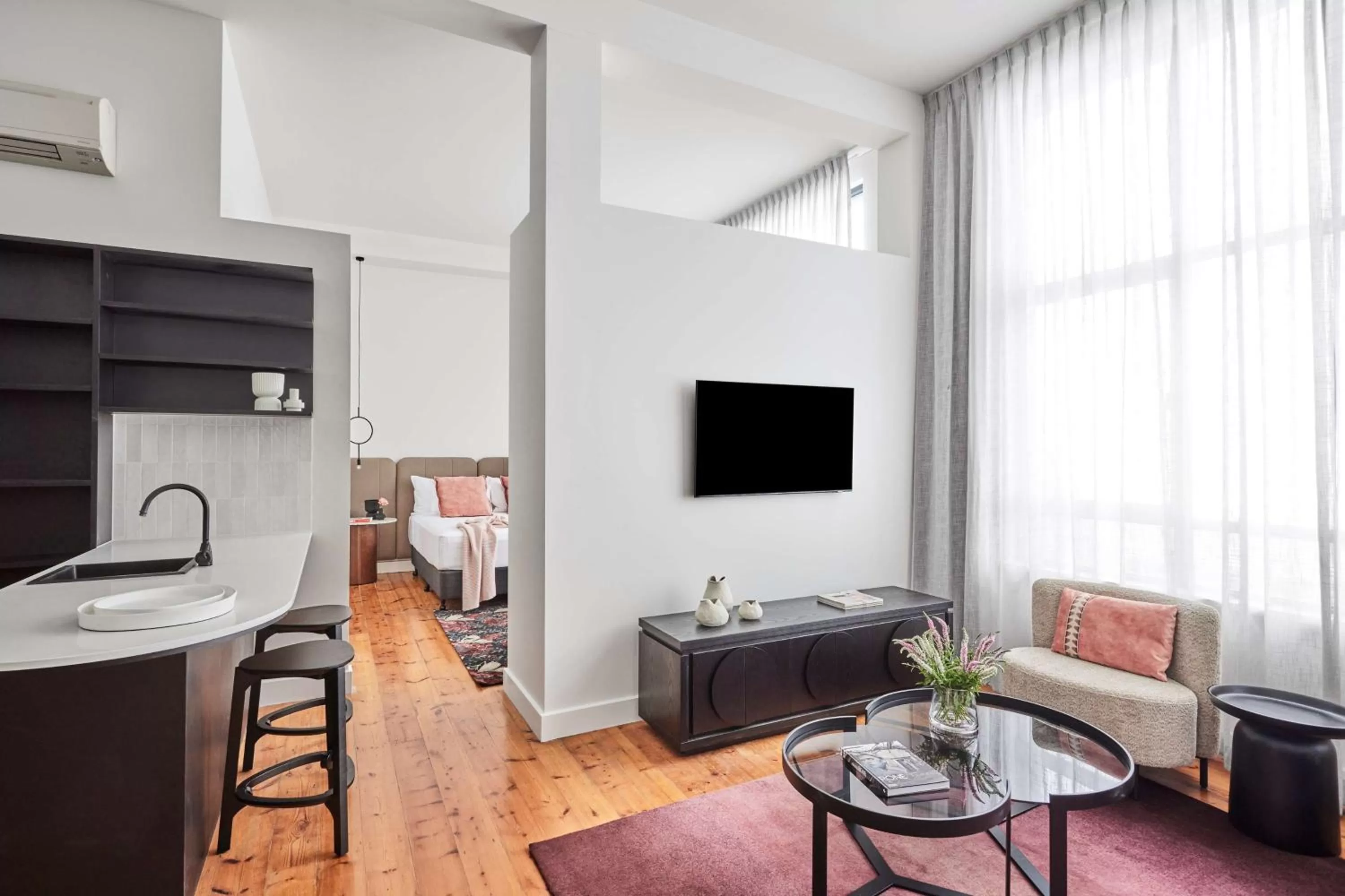 TV and multimedia, Bed in Adina Apartment Hotel Melbourne Flinders Street