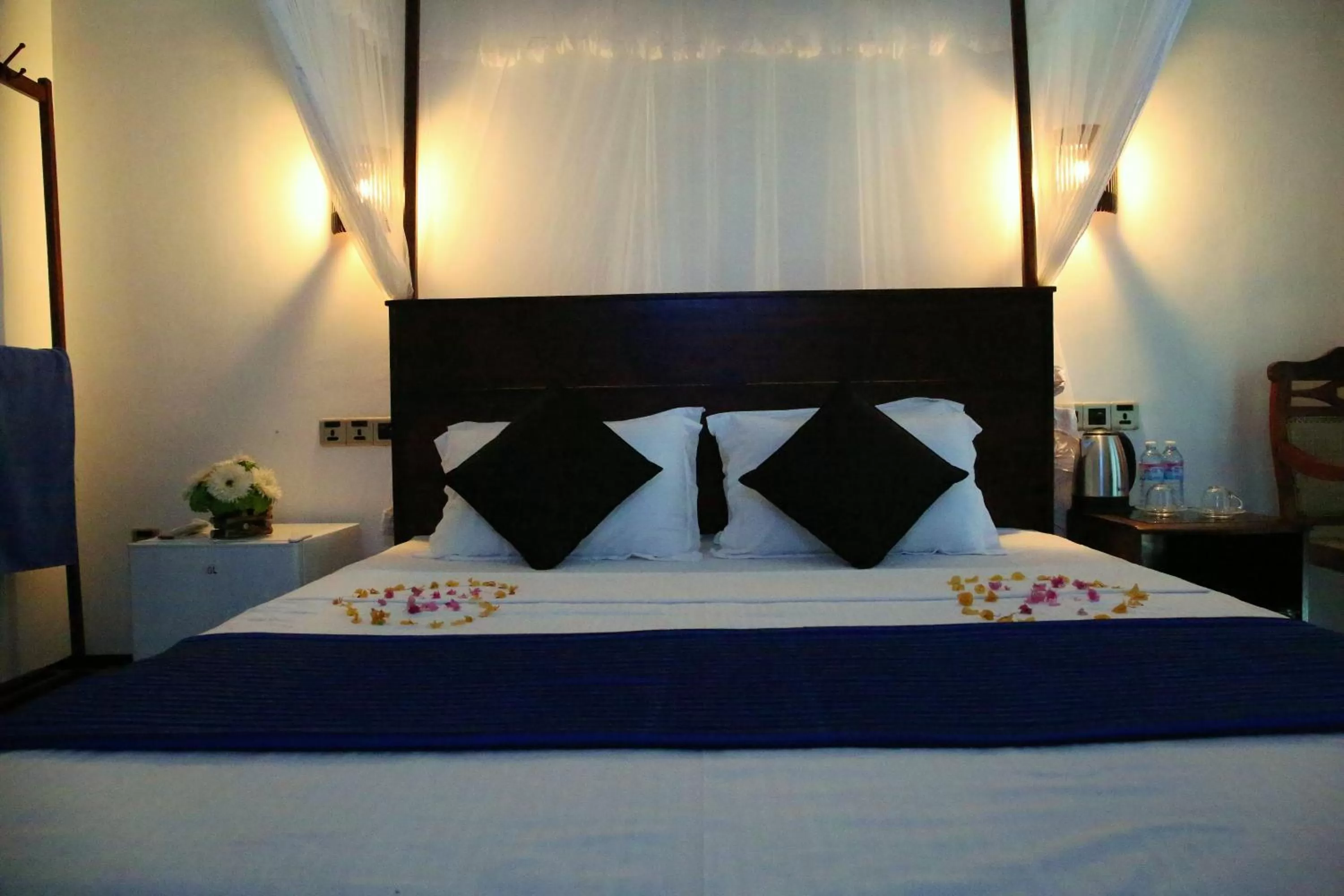 Bedroom, Bed in Sky Mountain Café with seaview